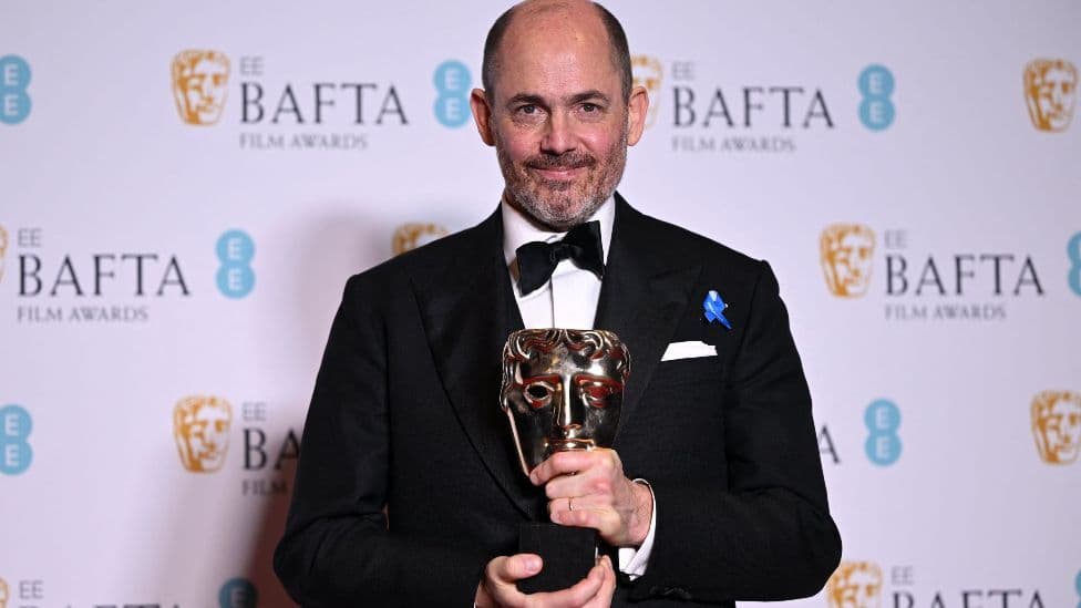 Edward Berger posa con el BAFTA al Mejor Director por 'Sin novedad en el frente'