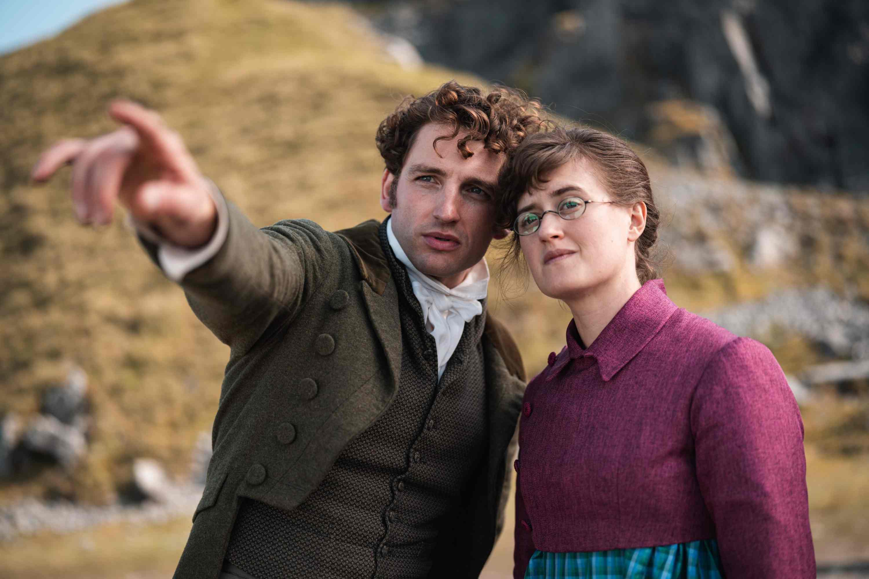Los actores Ella Bruccoleri y Laurie Davidson en un fotograma de la serie británica 'La otra hermana Bennet'