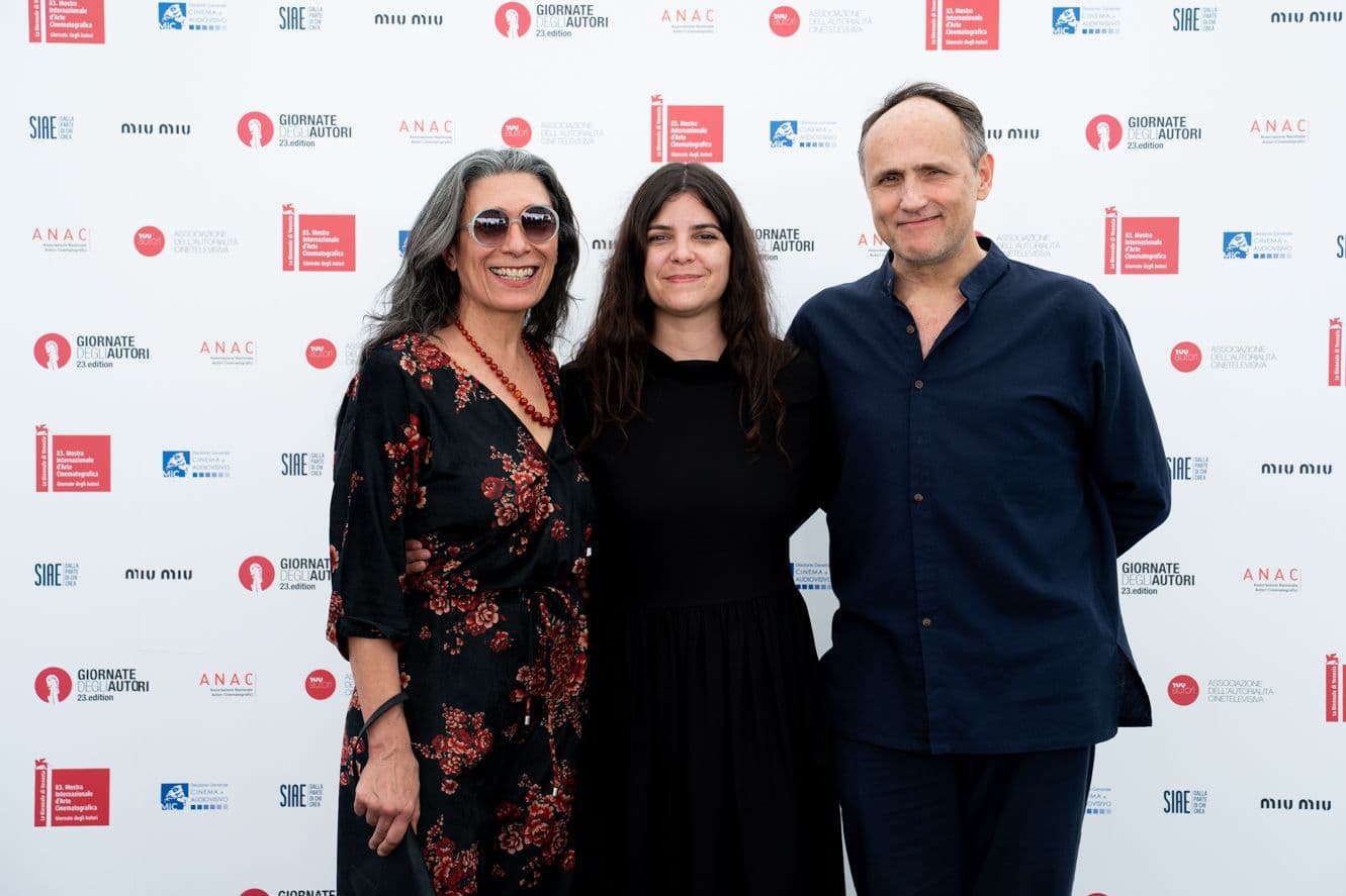 El equipo de 'A veces me entra tristeza, otras veces rebelión', con María Aparicio en el centro, en el Festival de Venecia 2026