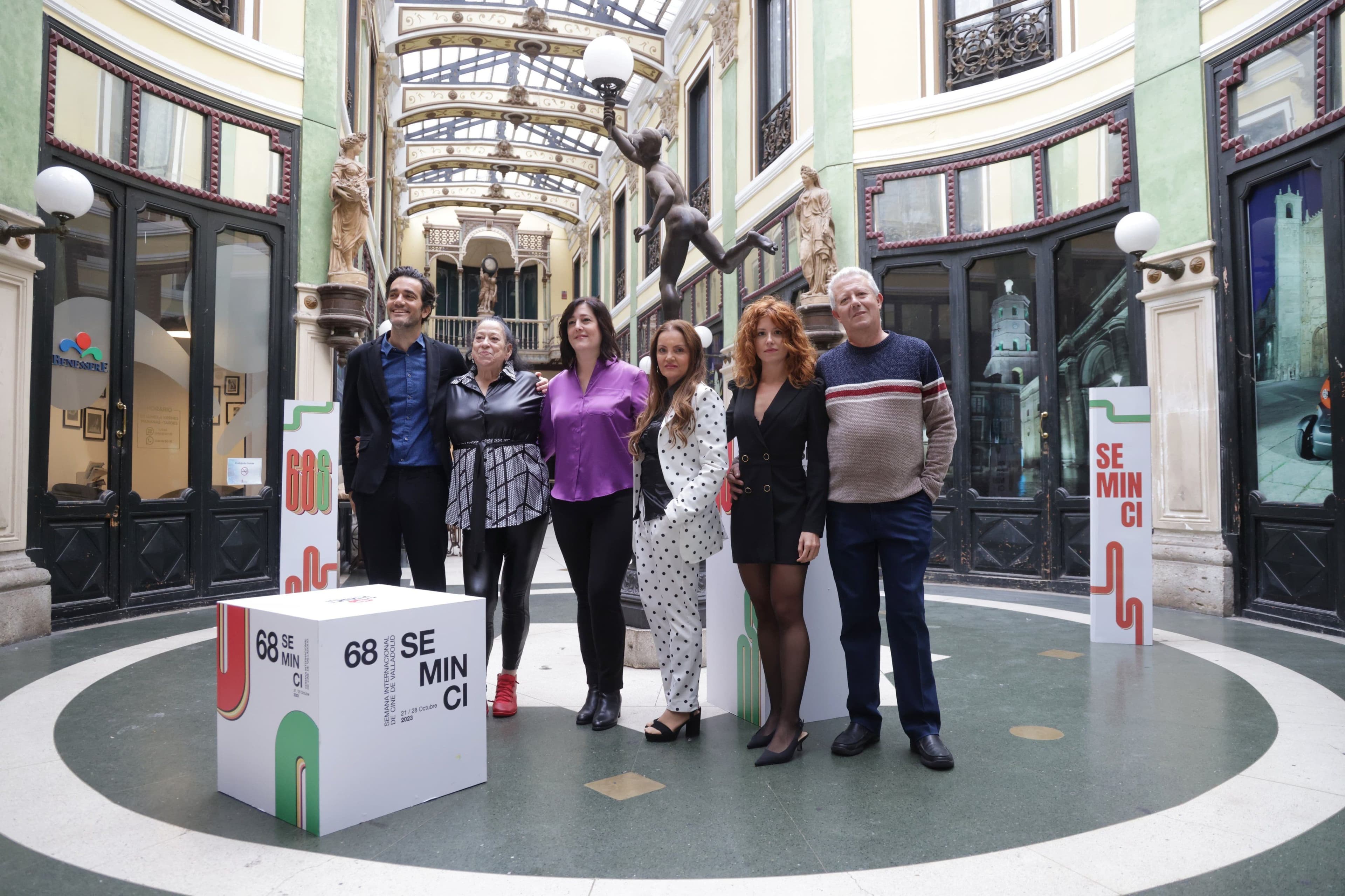 El equipo de 'La imatge permanent' posa en el photocall de la Seminci 2023
