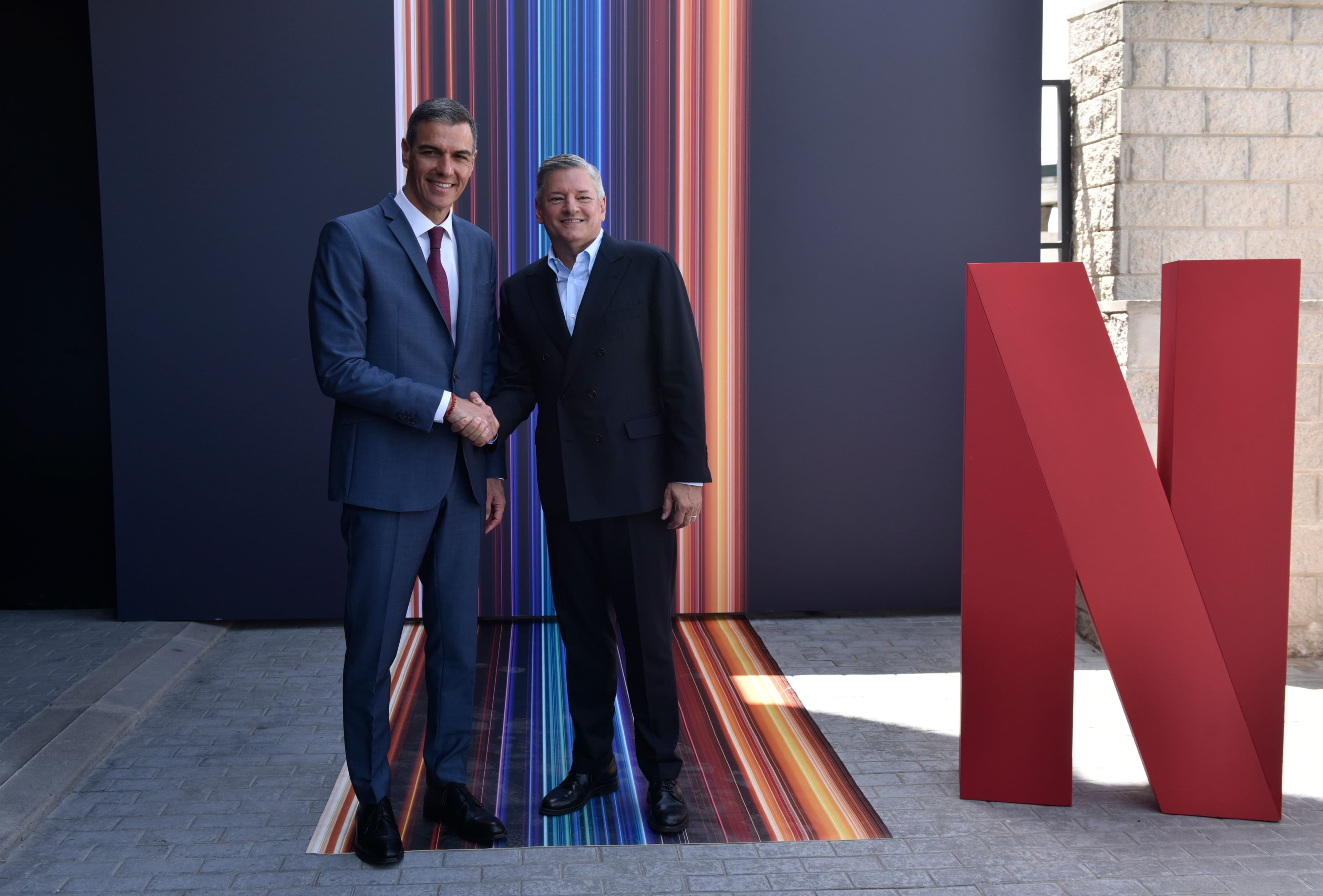 El presidente del Gobierno, Pedro Sánchez, junto a Ted Sarandos, co-CEO de Netflix