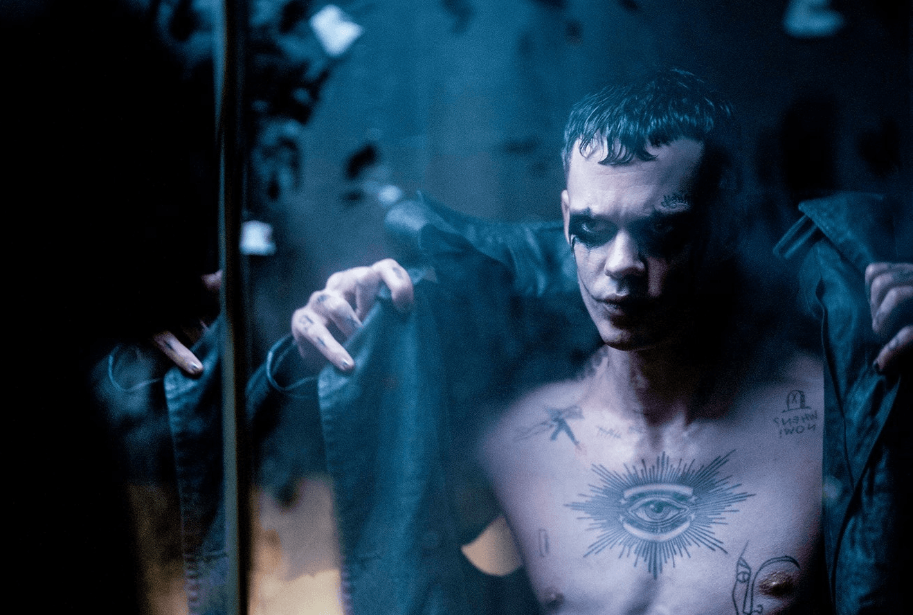 Bill Skarsgård en una imagen promocional de 'El cuervo' (2024), dirigida por Rupert Sanders