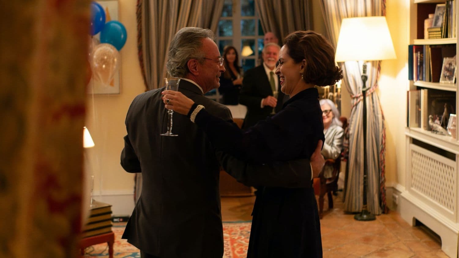 Óscar Martínez y Adriana Ozores, en un fotograma de la serie 'Galgos'