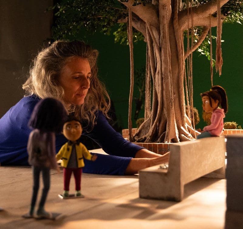 La directora Irene Iborra durante el rodaje de 'Olivia y el terremoto invisible'