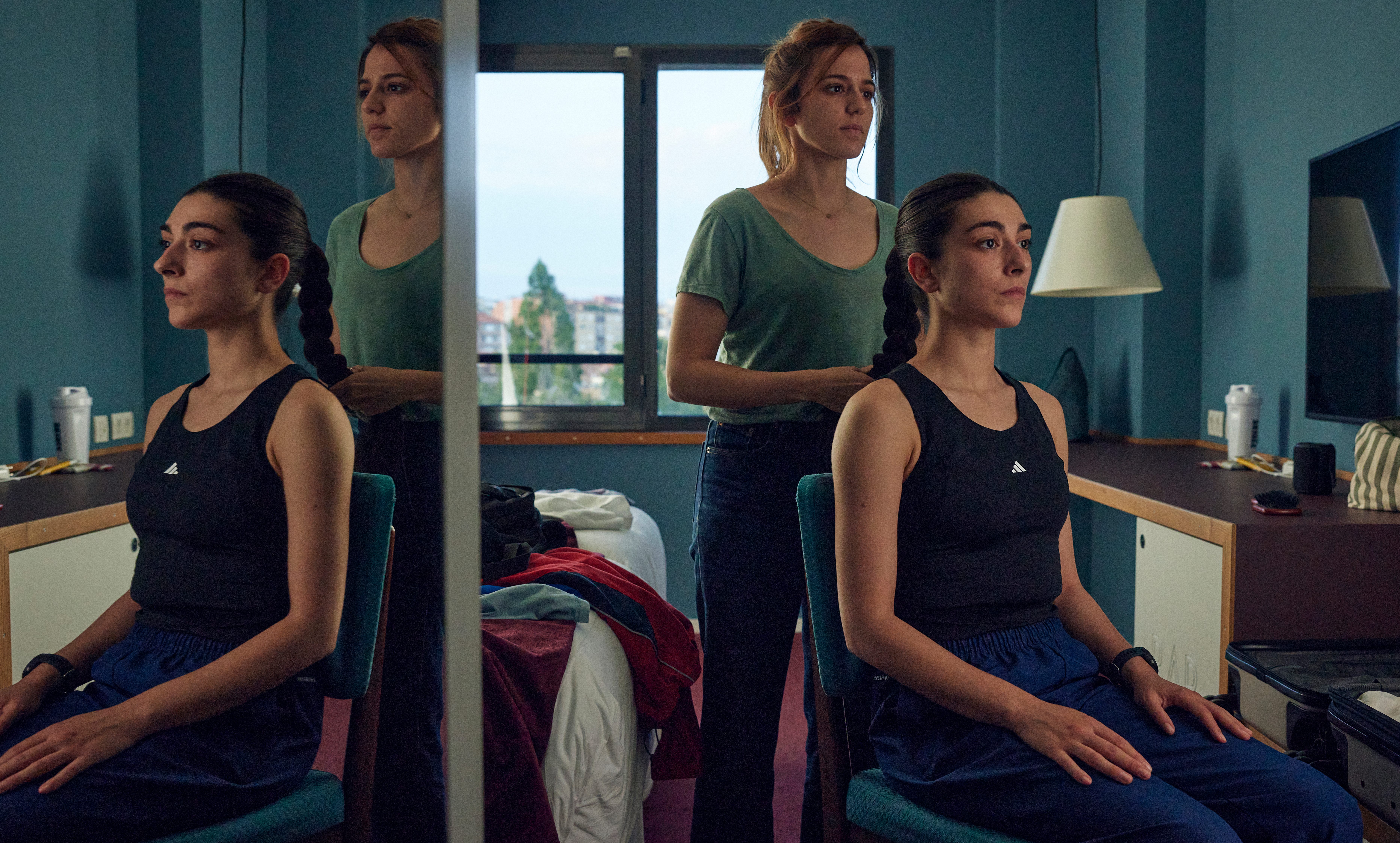 Alba Sáez y Marina Salas en un fotograma de 'Corredora', de Laura García Alonso