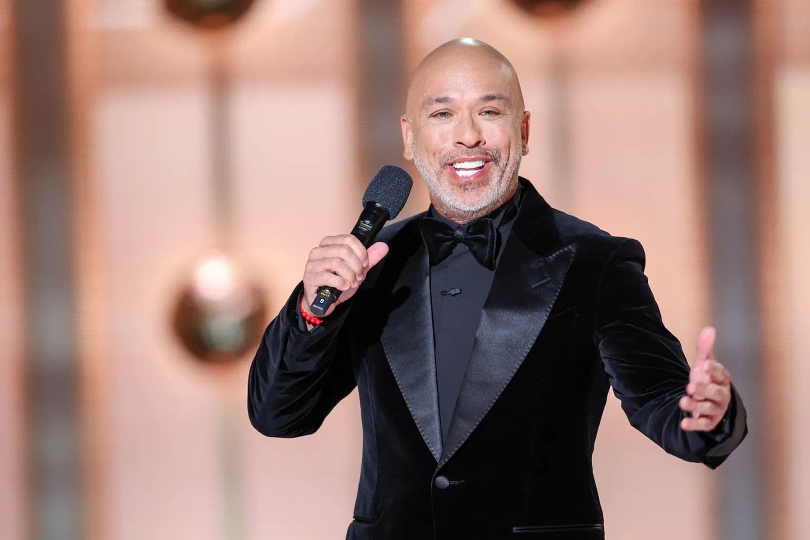 El cómico Jo Koy, durante su monólogo en la gala de los Globos de Oro 2024