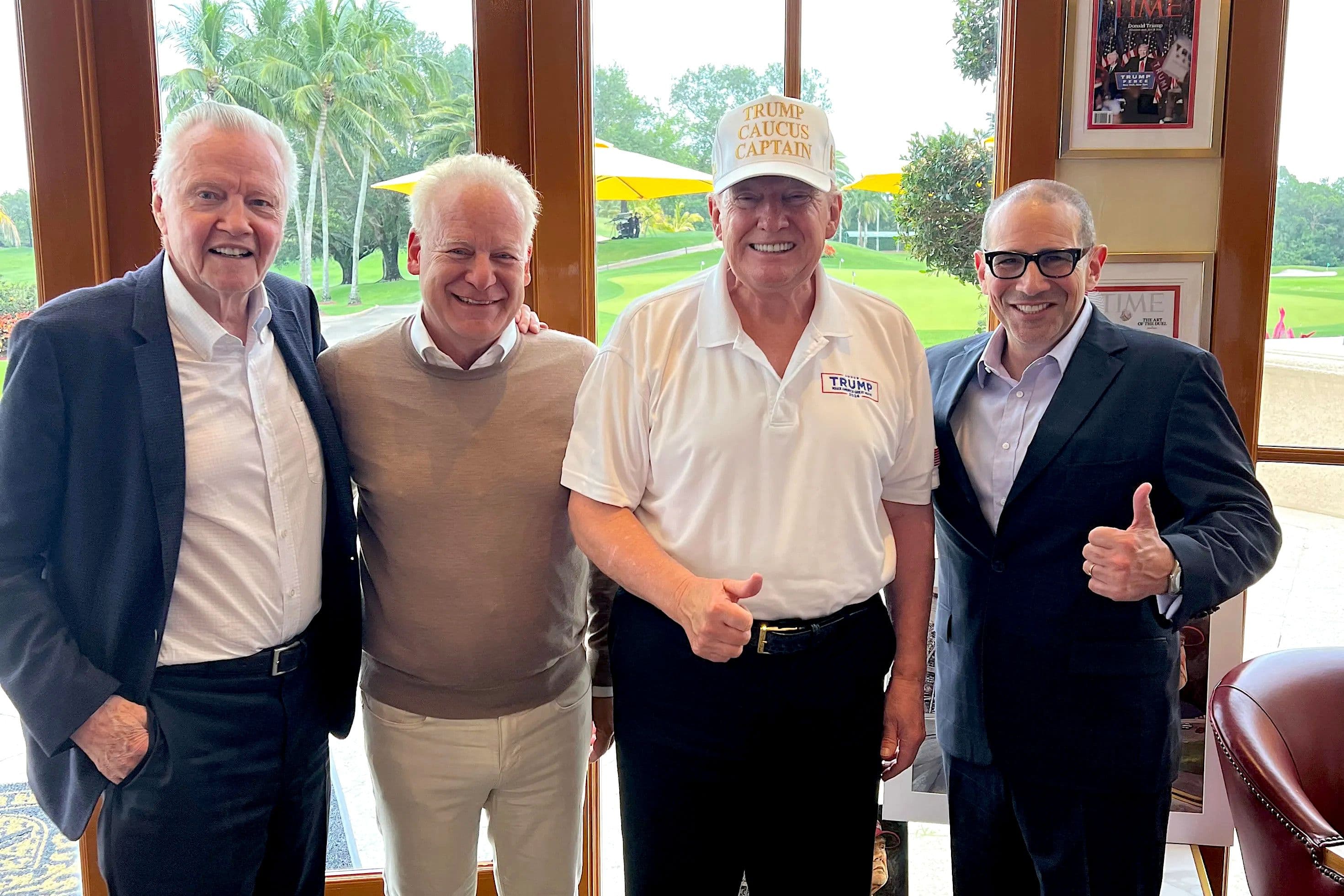 El actor Jon Voight, el productor Steven Paul, Donald Trump y el empresario Scott Karol, en la residencia de Mar-a-Lago del Presidente