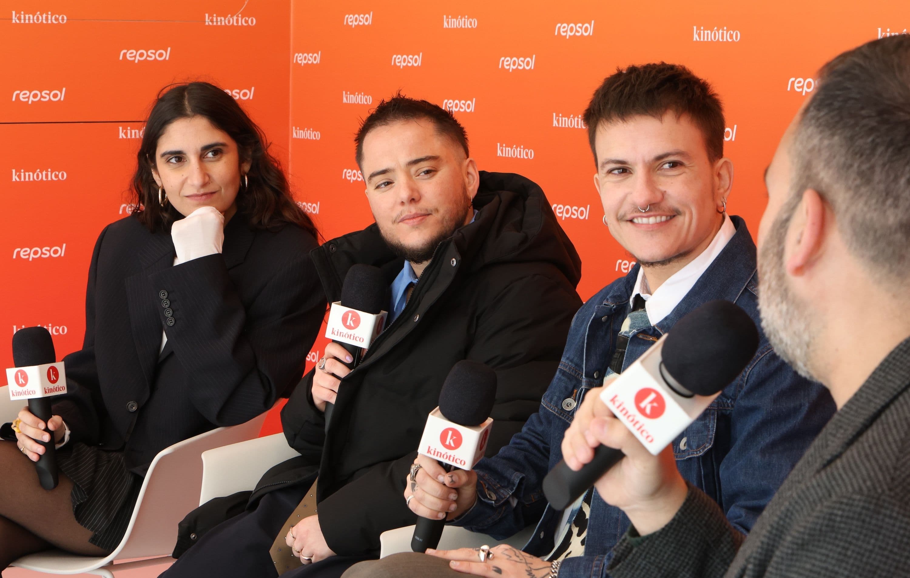 David Martos entrevista a Ian de la Rosa, Herminia Loh y Silver Chicón, equipo de 'Iván & Hadoum', en el set audiovisual de Kinótico patrocinado por Repsol durante el 29 Festival de Málaga
