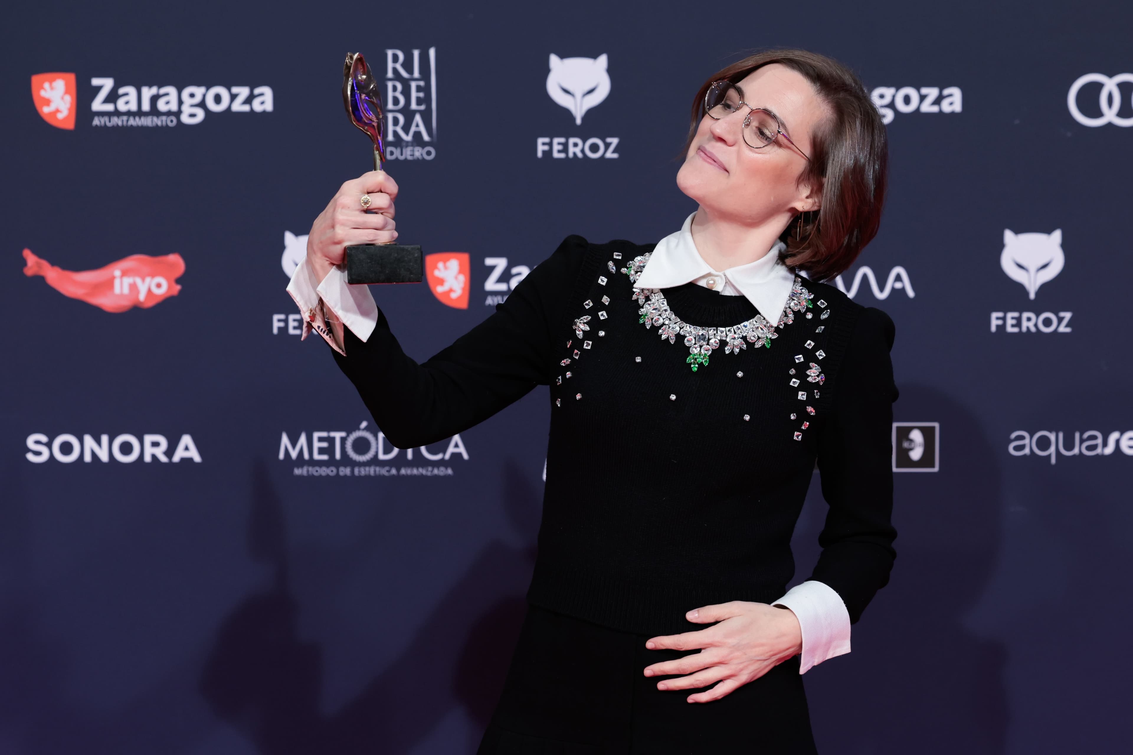 Carla Simón posa con su Feroz a la Mejor Dirección por 'Alcarràs'