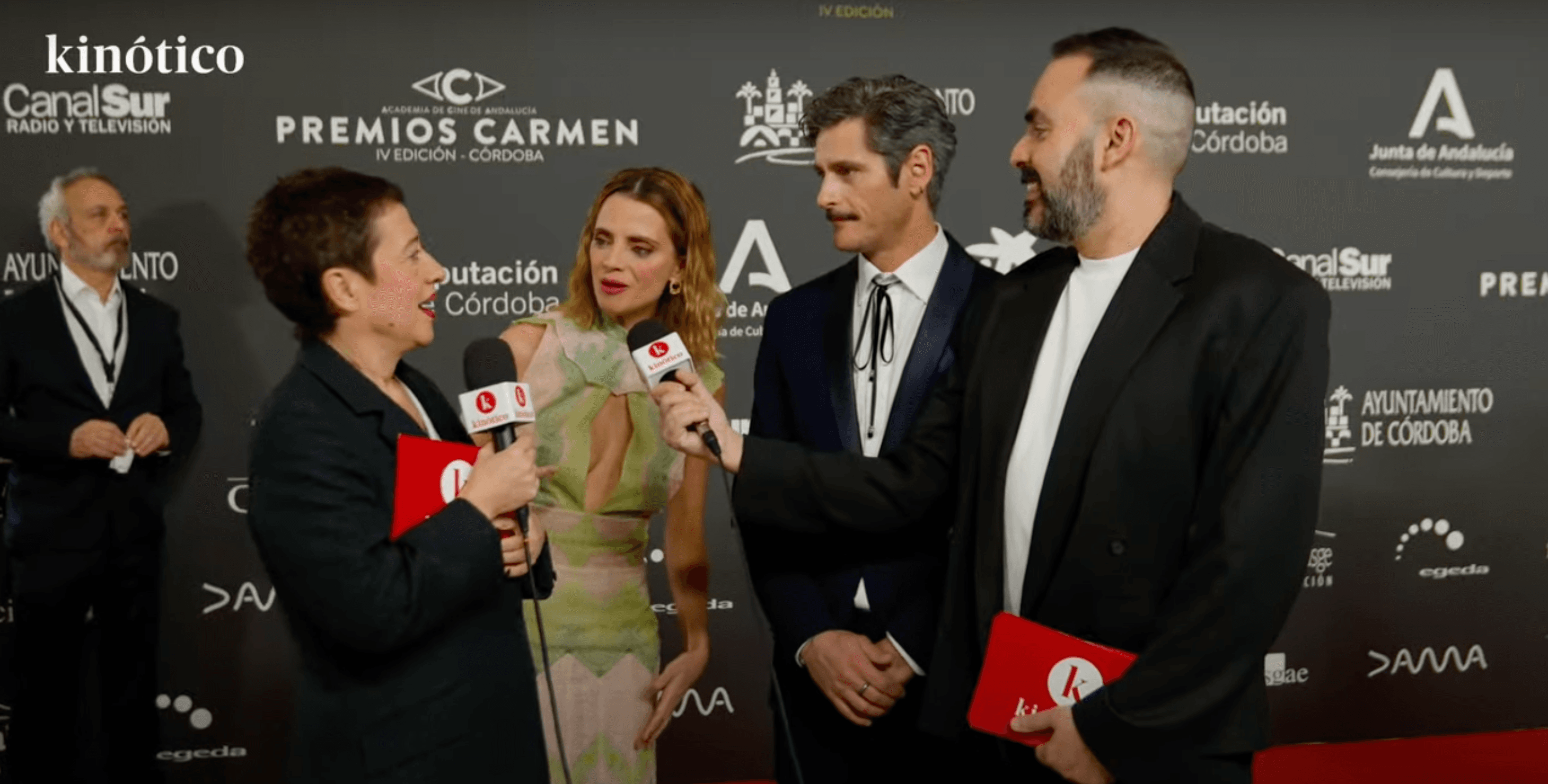 Macarena Gómez y Antonio Pagudo, presentadores de los IV Premios Carmen, durante la retransmisión de la alfombra roja en Kinótico