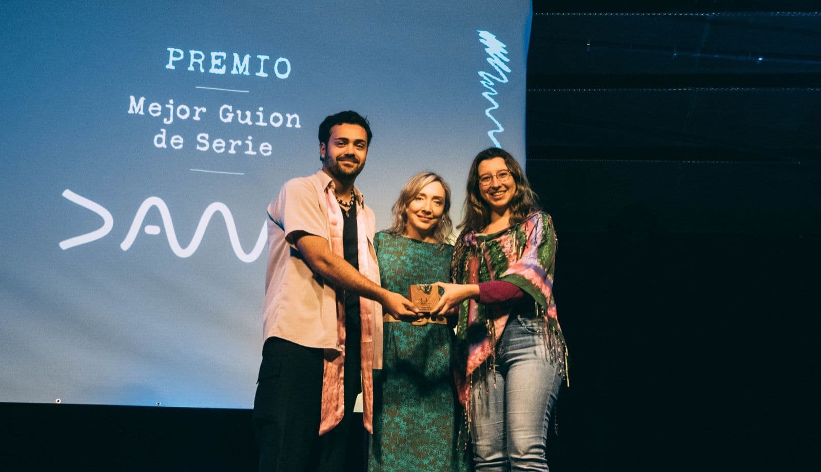 El guionista Daute Campos recibe el premio DAMA al Mejor Guion de serie en IsLABentura 2024