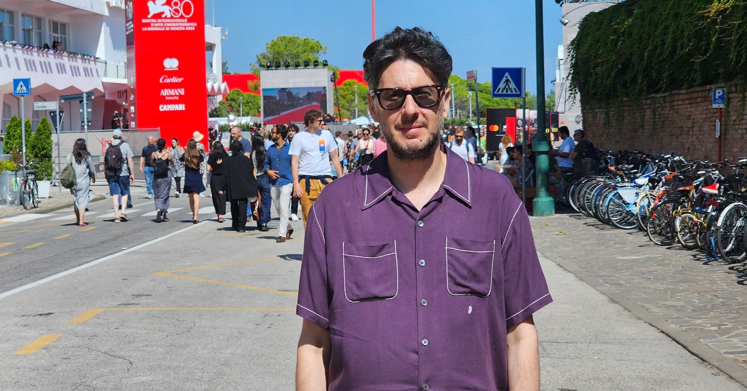 El director Victor Iriarte, ante el Palazzo del Cinema de la Mostra de Venecia