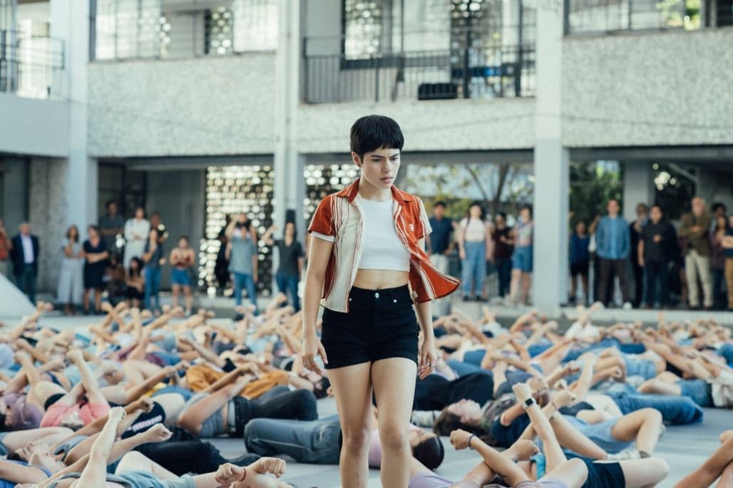 Daniela López en un fotograma de 'La ola', dirigida por Sebastián Lelio