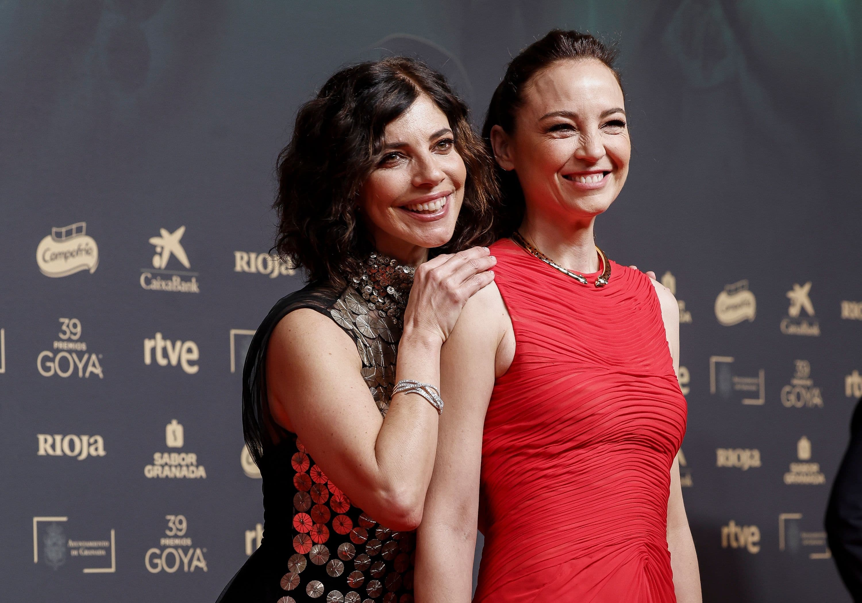 Maribel Verdú y Leonor Watling, durante la alfombra roja de los Premios Goya 2025