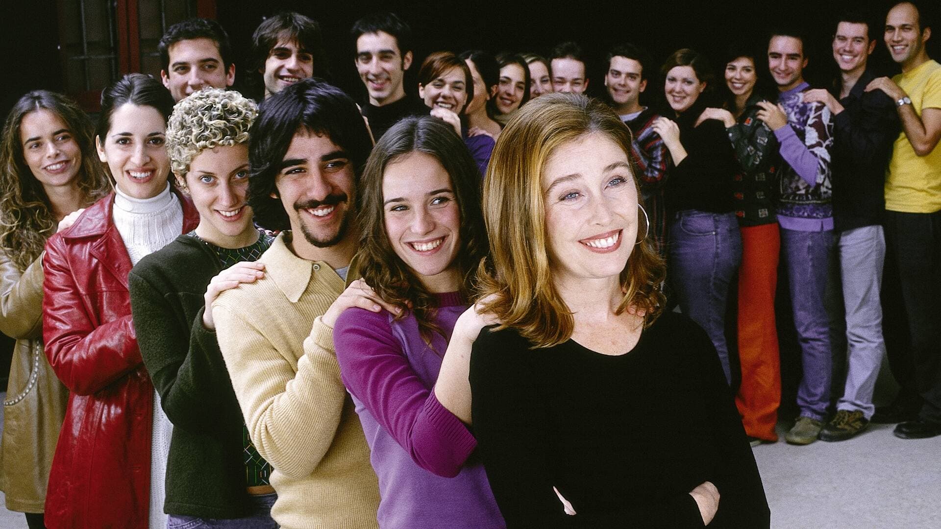 Verónica Forqué, en primer plano, en una imagen promocional de 'Sin vergüenza' (2001)