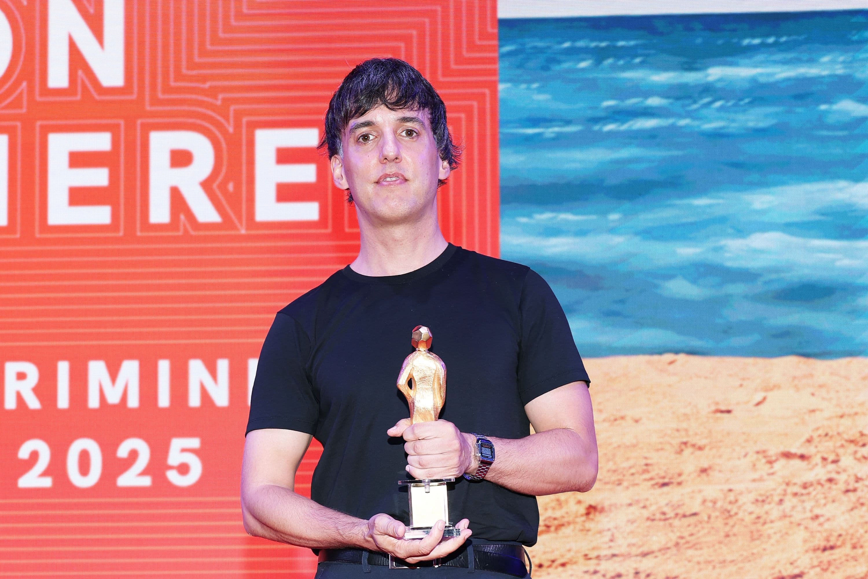 El creador de la serie 'Celeste, Diego San José, posa con el premio a Mejor Serie de comedia en el Italian Global Series Festival 2025