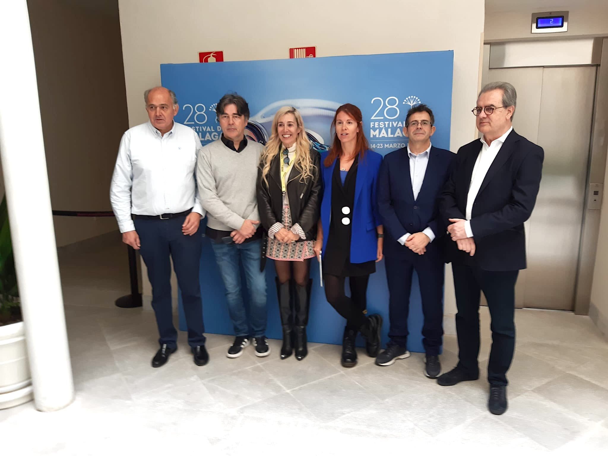 Posado de los ponentes antes de la jornada de industria sobre la ética con la IA en el Cine y Audiovisual organizada por AECINE en el Festival de Málaga de 2025