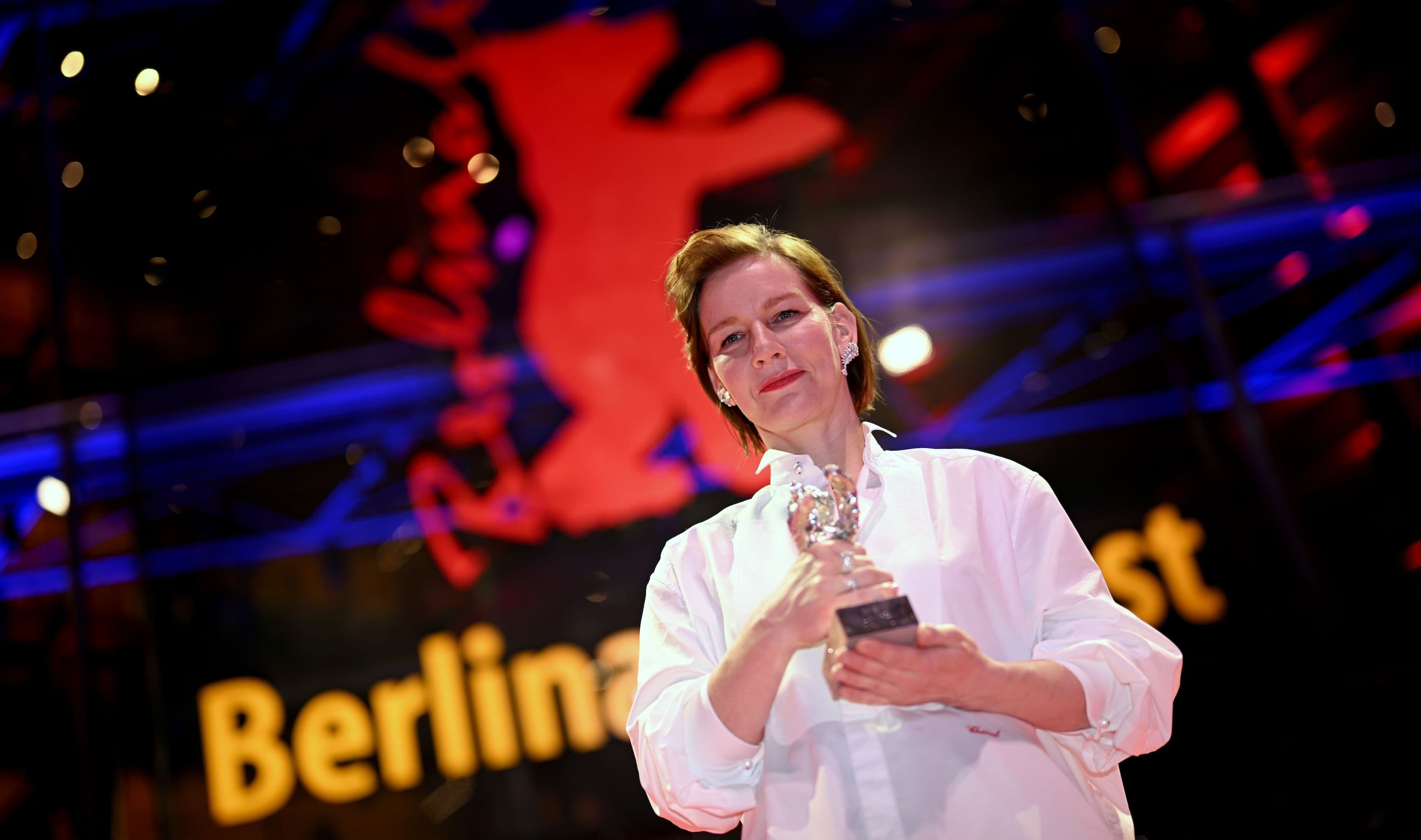 La actriz Sandra Hüller posa con su Oso de Plata de la Berlinale 2026 por 'Rose' ante el Berlinale Palast