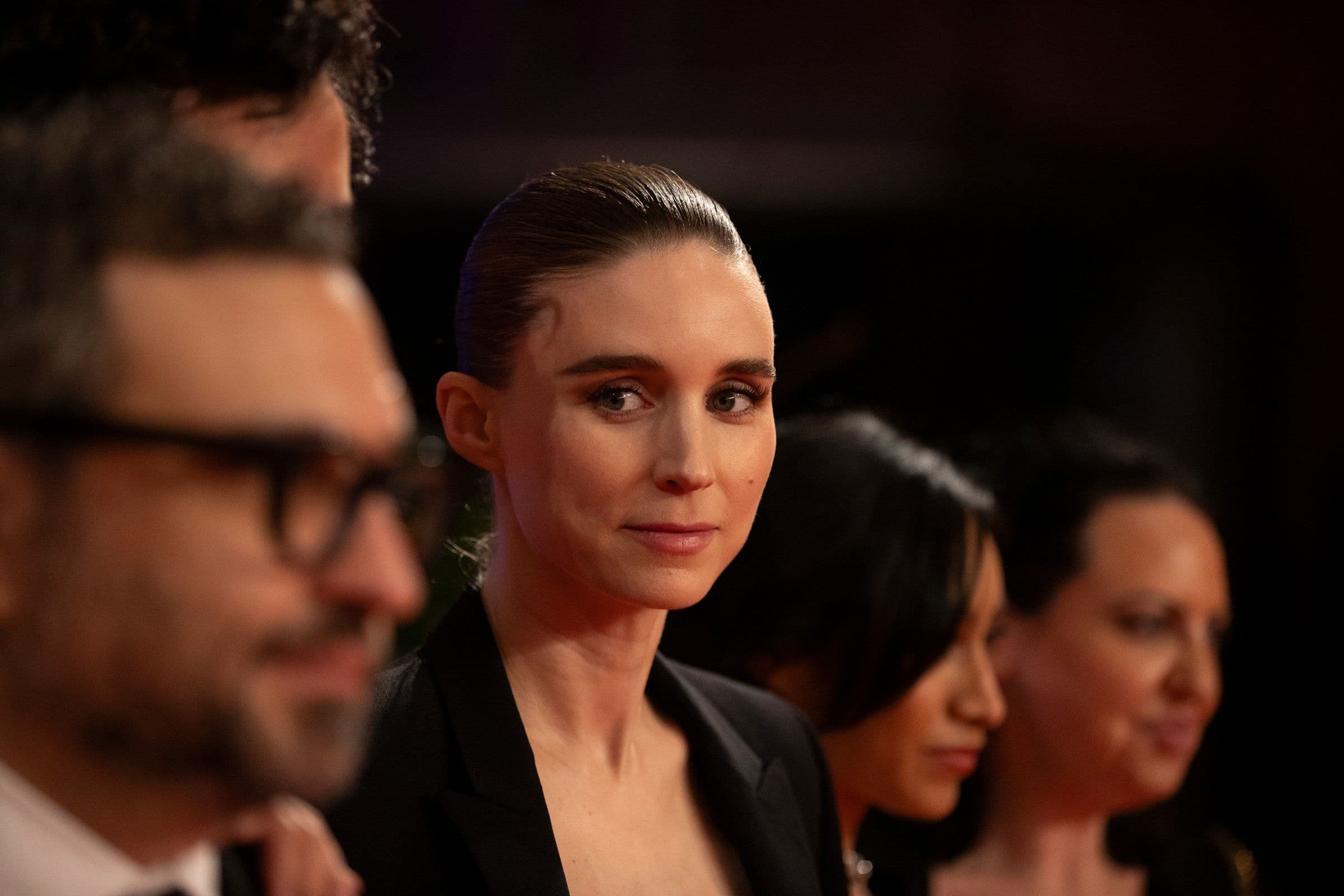 La actriz Rooney Mara mira al director Alonso Ruizpalacios en la alfombra roja de 'La cocina', durante la Berlinale 2024