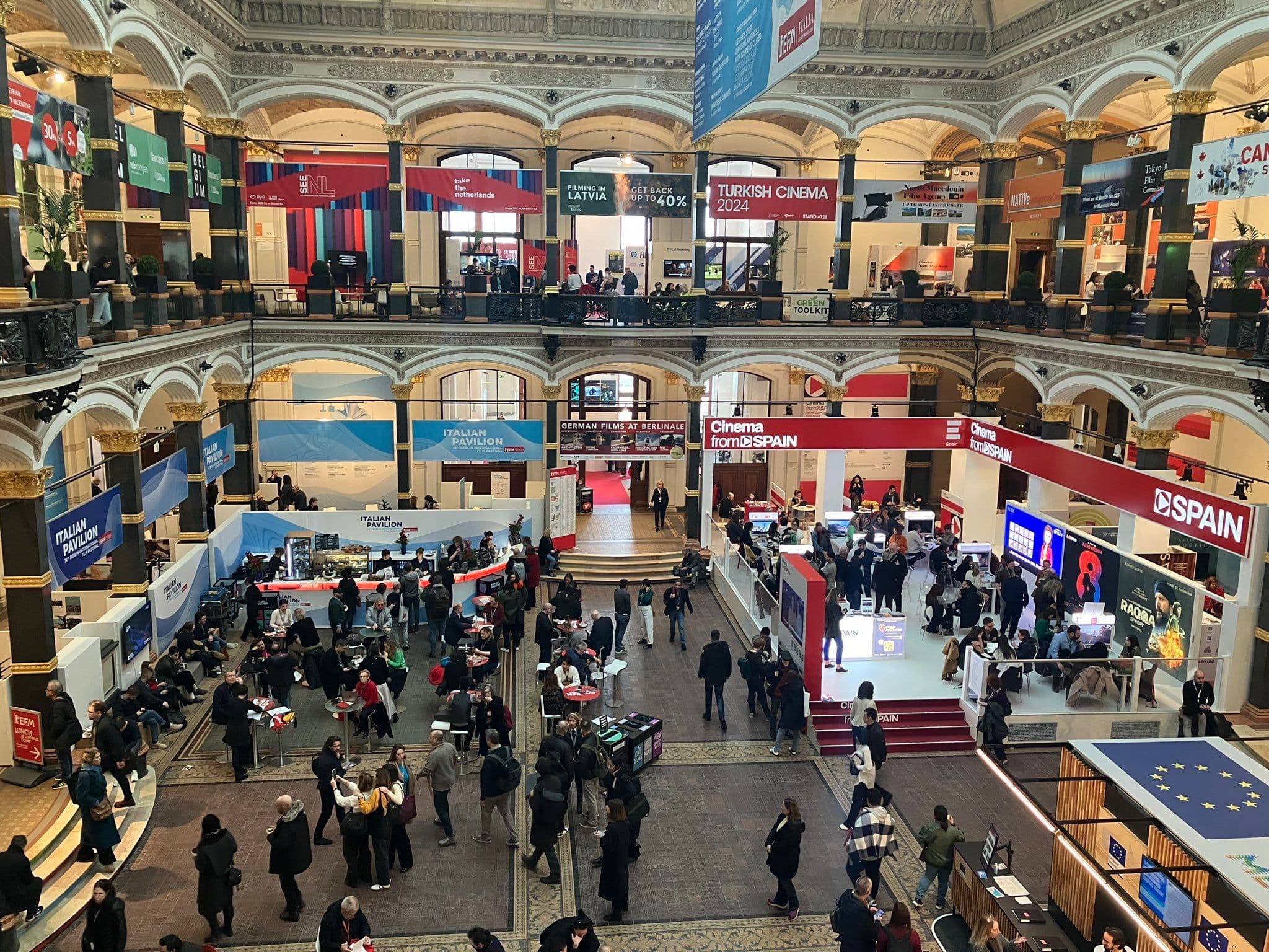 Panorámica del European Film Market de Berlín 2024, en el patio interior del Martin Gropius Bau