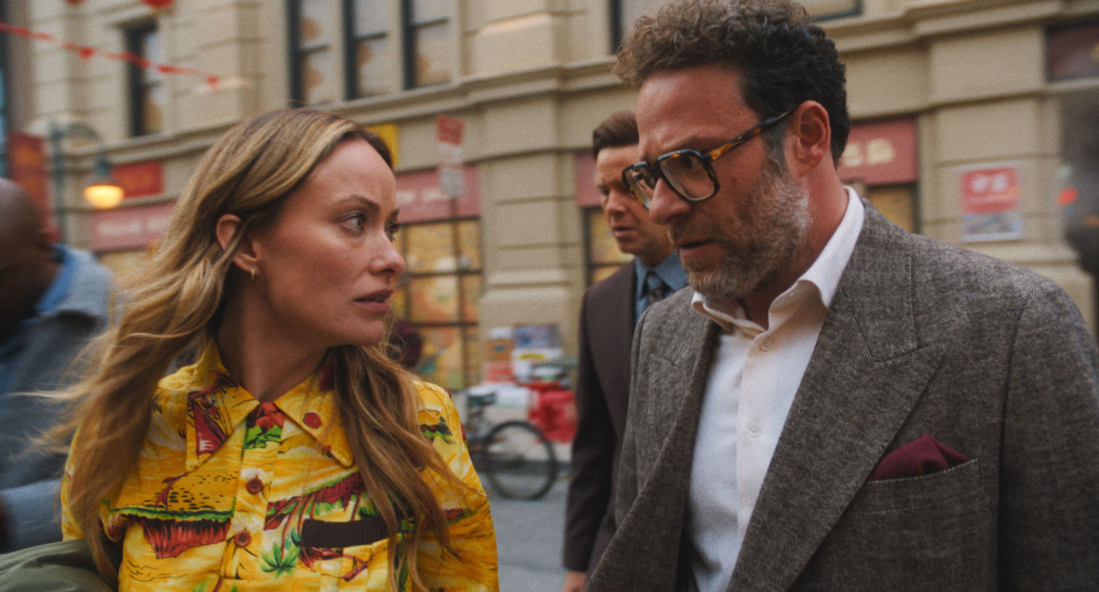 Los actores Olivia Wilde, Ike Barinholtz y Seth Rogen, en una imagen promocional de la serie 'The Studio'