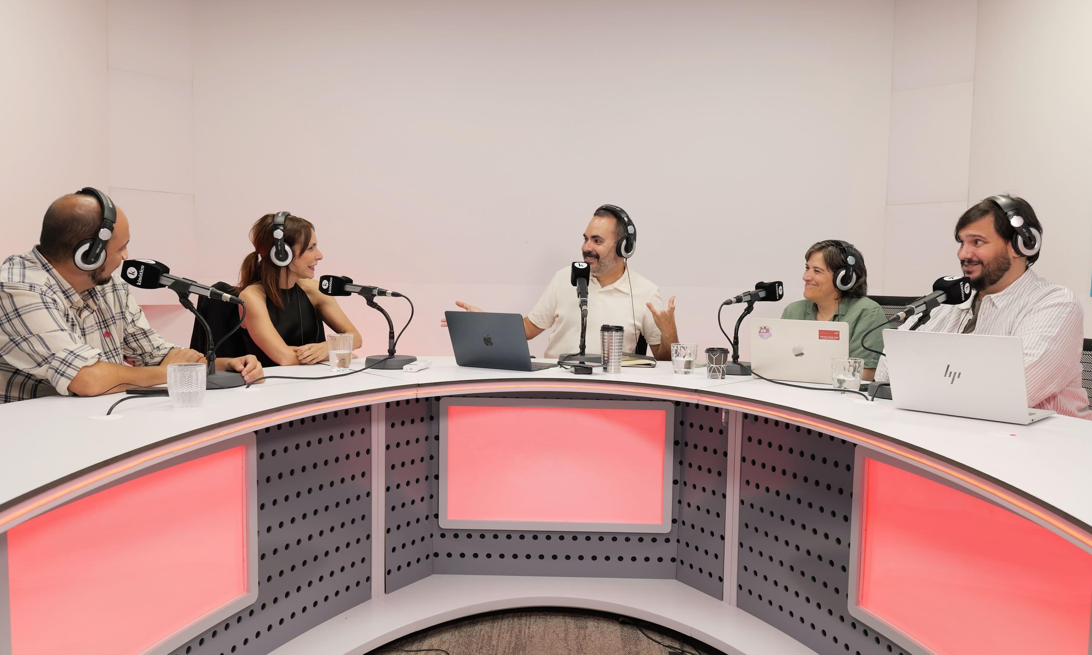 Dani Mantilla, David Martos, Marina Such y Luis Fernández reciben a la directora Paula Ortiz en el estudio para la grabación del podcast Kinótico 524, en septiembre de 2026