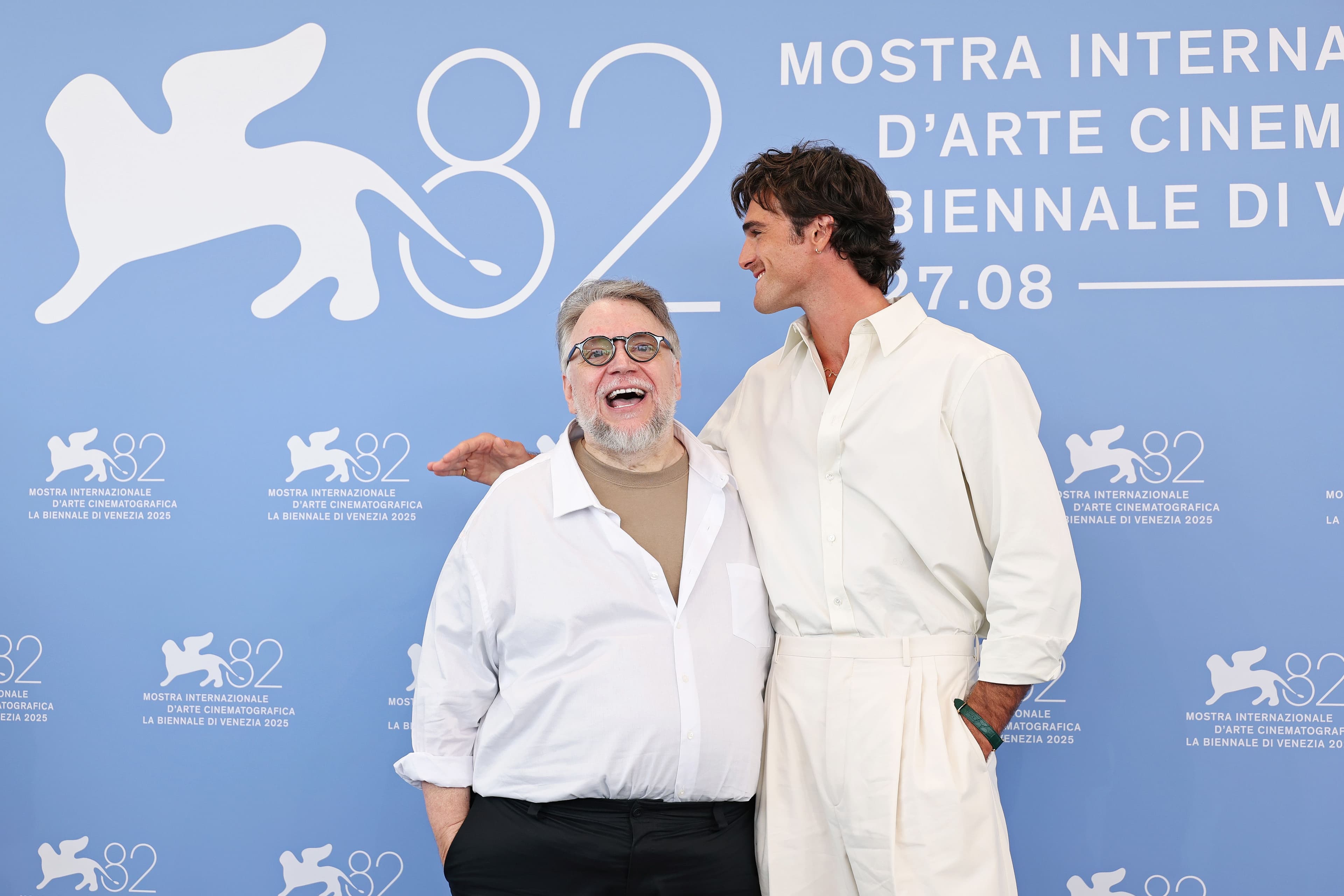 Guillermo del Toro y Jacob Elordi durante la presentación de 'Frankenstein' en el Festival de Venecia 2025