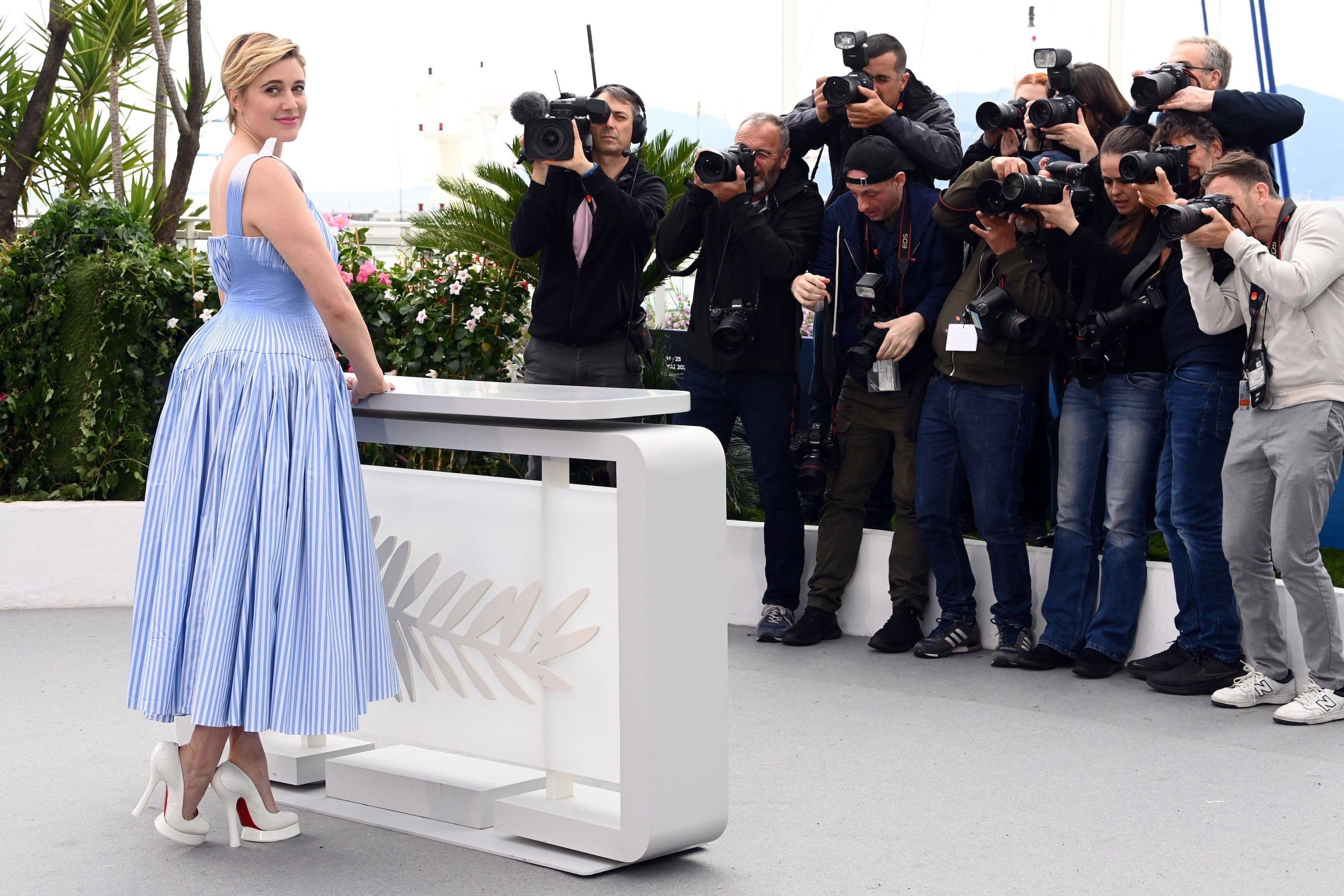La directora Greta Gerwig posa ante los fotógrafos en la inauguración de la 77 edición del Festival de Cannes