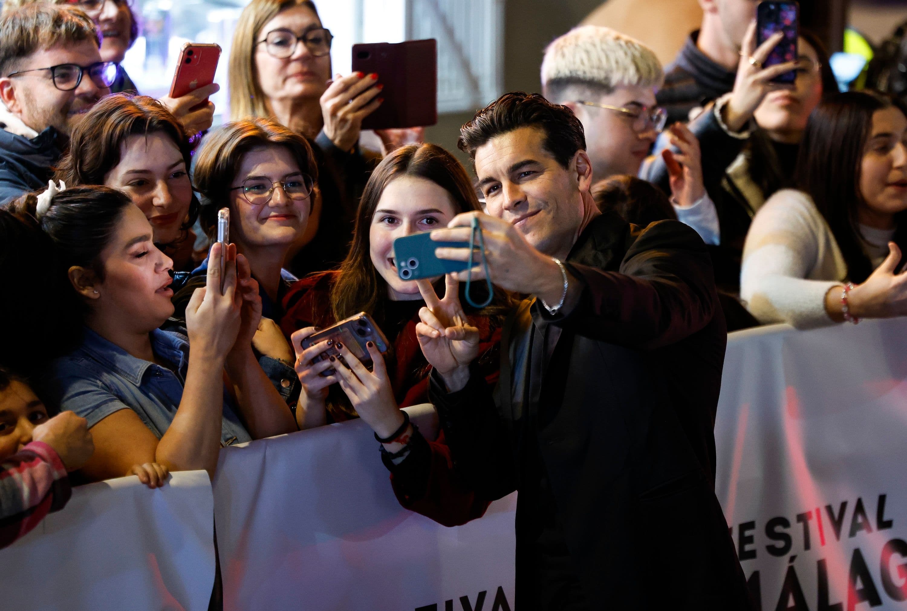 El actor Mario Casas se hace fotos con sus fans en la alfombra roja del Festival de Málaga 2025