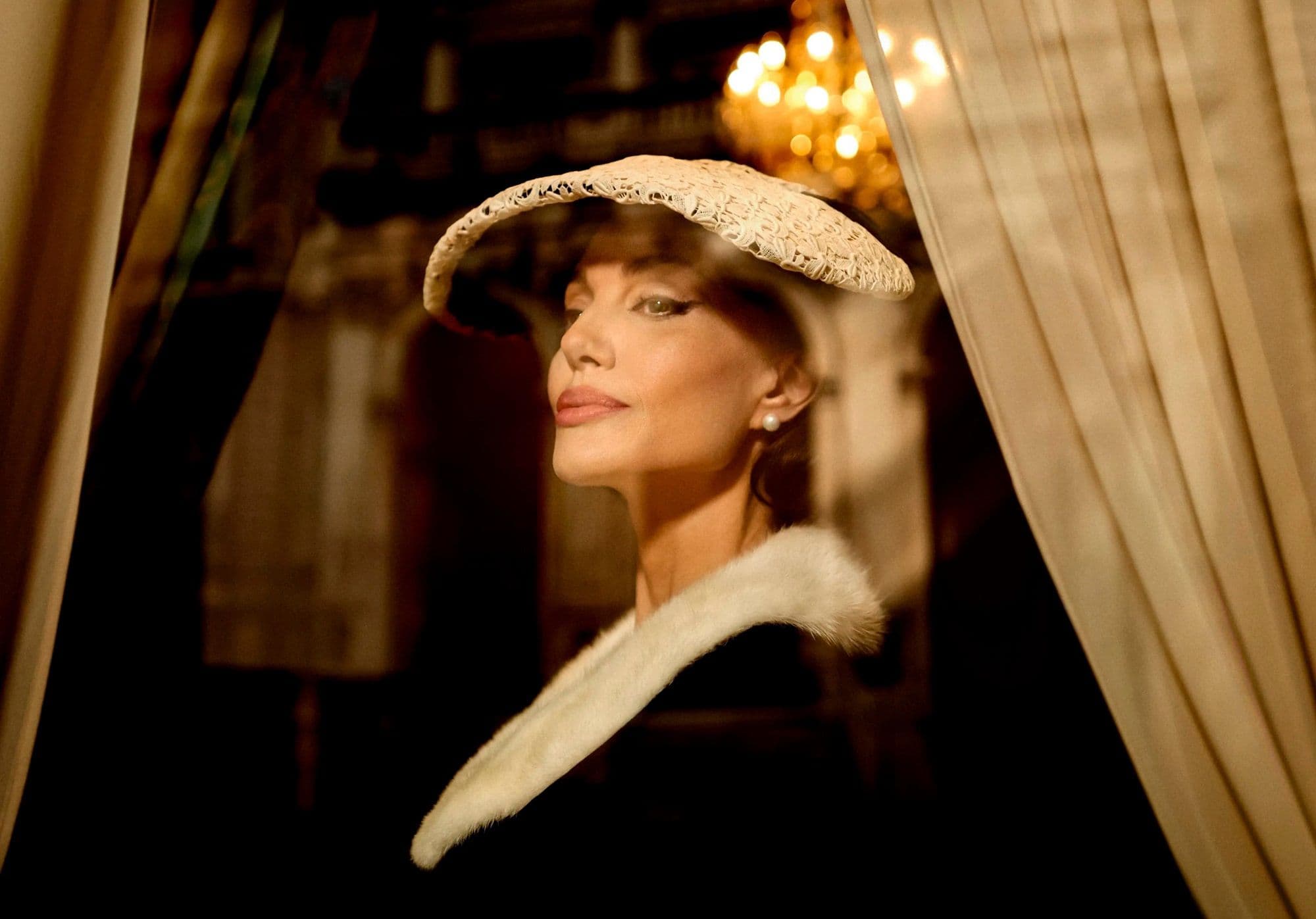 Fotograma promocional de 'María', de Pablo Larraín', con Angelina Jolie dando vida a María Callas