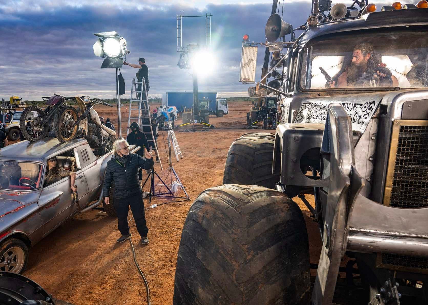 El director George Miller y el actor Chris Hemsworth, detrás de las cámaras de 'Furiosa'