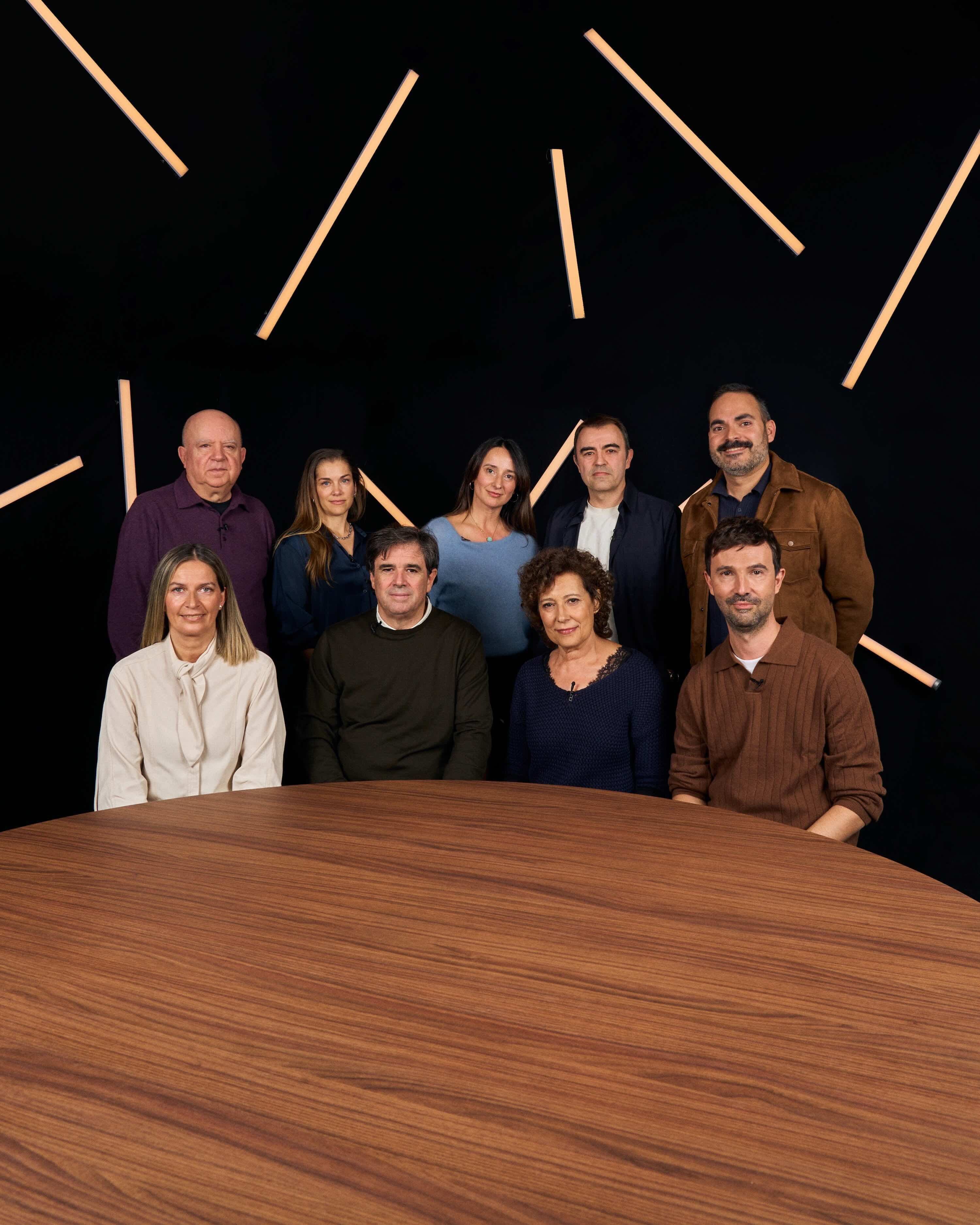 Agustín Almodóvar, María Zamora, Marisa Fernández Armenteros, Xabier Berzosa, Emma Lustres, Fernando Bovaira, Miriam Porté y Álex Lafuente, con David Martos en las mesas redondas de producción de cine de Kinótico 2025