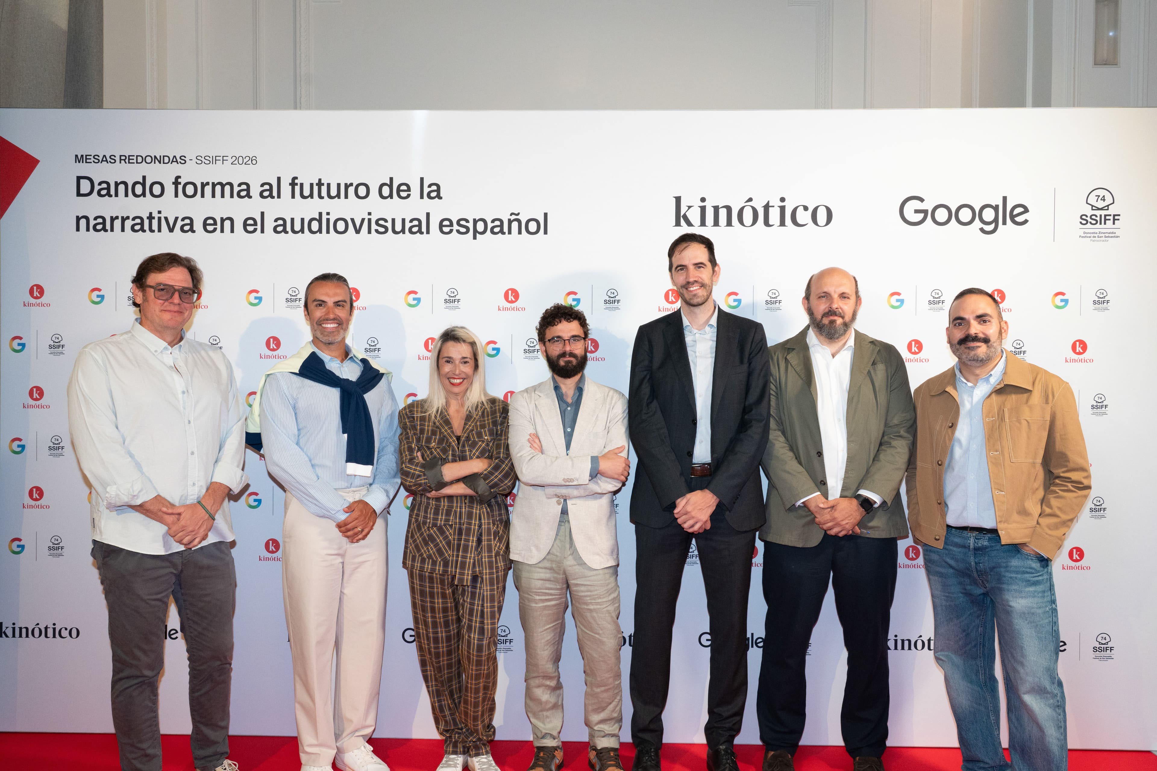 Álvaro Longoria, Marcos Pérez-Ogilvie, María Luisa Gutiérrez, Jorge Galindo, Rodrigo Díaz, Ignacio Vela y David Martos posan en el photocall de la jornada organizada por Kinótico y Google en el Festival de San Sebastián 2026, en septiembre de 2026