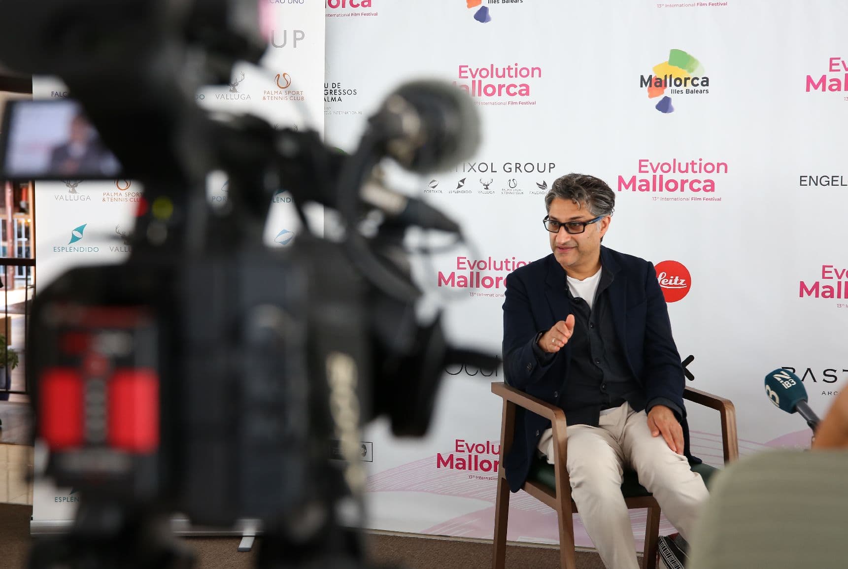 Asif Kapadia atiende a los medios en el Evolution Mallorca International Film Festival 2024, donde ha presentado '2073'