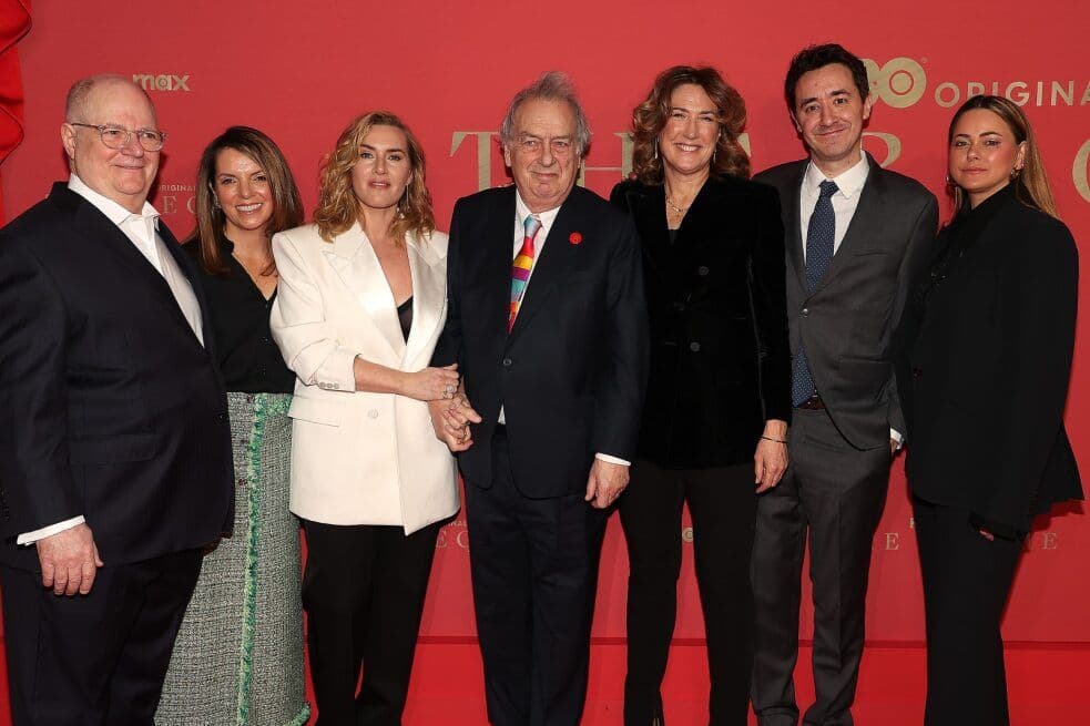 Los directores Stephen Frears y Jessica Hobbs, en el centro de la imagen, posan junto a Kate Winslet y el resto del equipo de 'El régimen' en la premiere de la serie en Nueva York