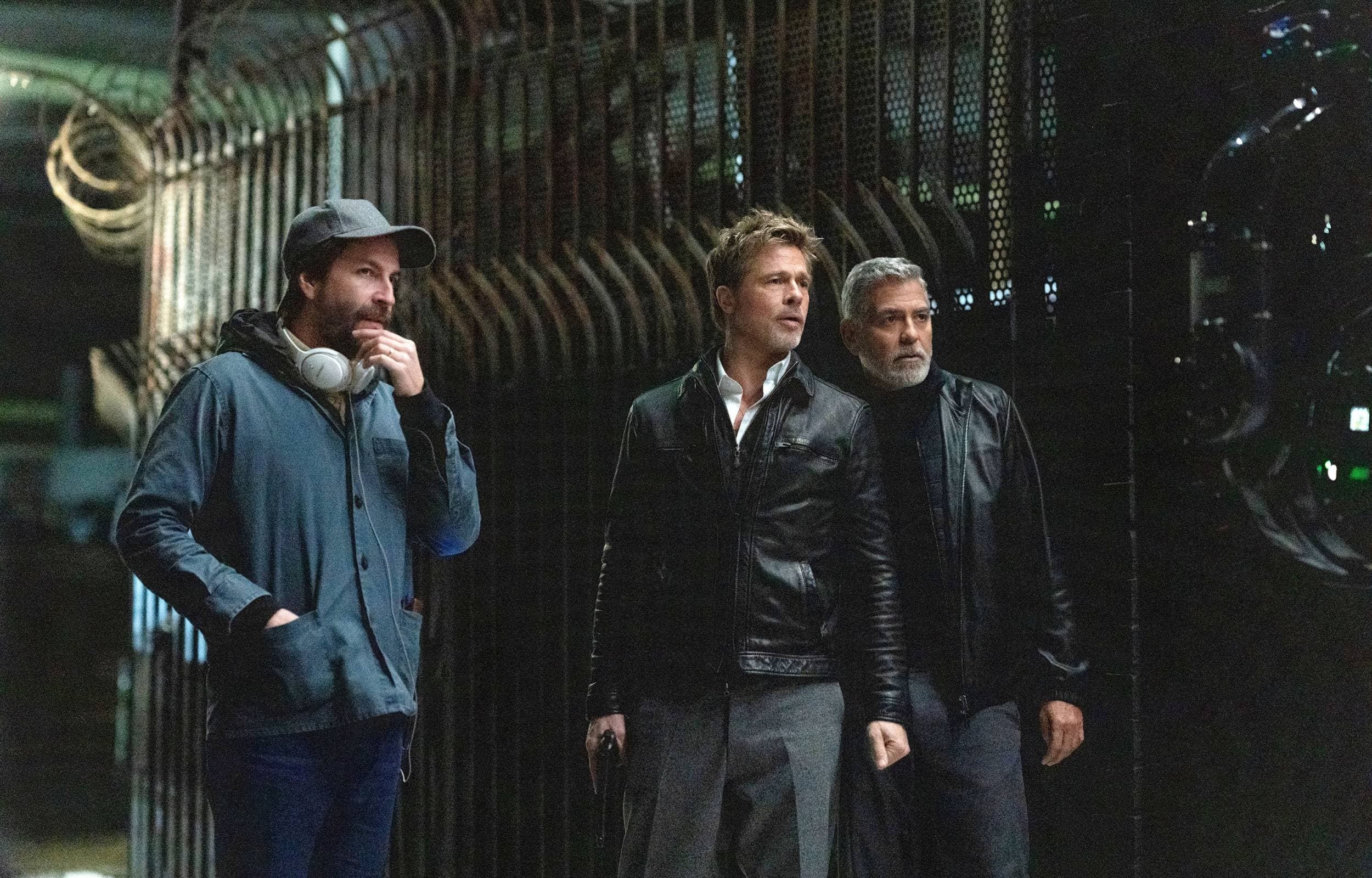 El director Jon Watts y los actores Brad Pitt y George Clooney durante el rodaje de la película 'Wolfs'