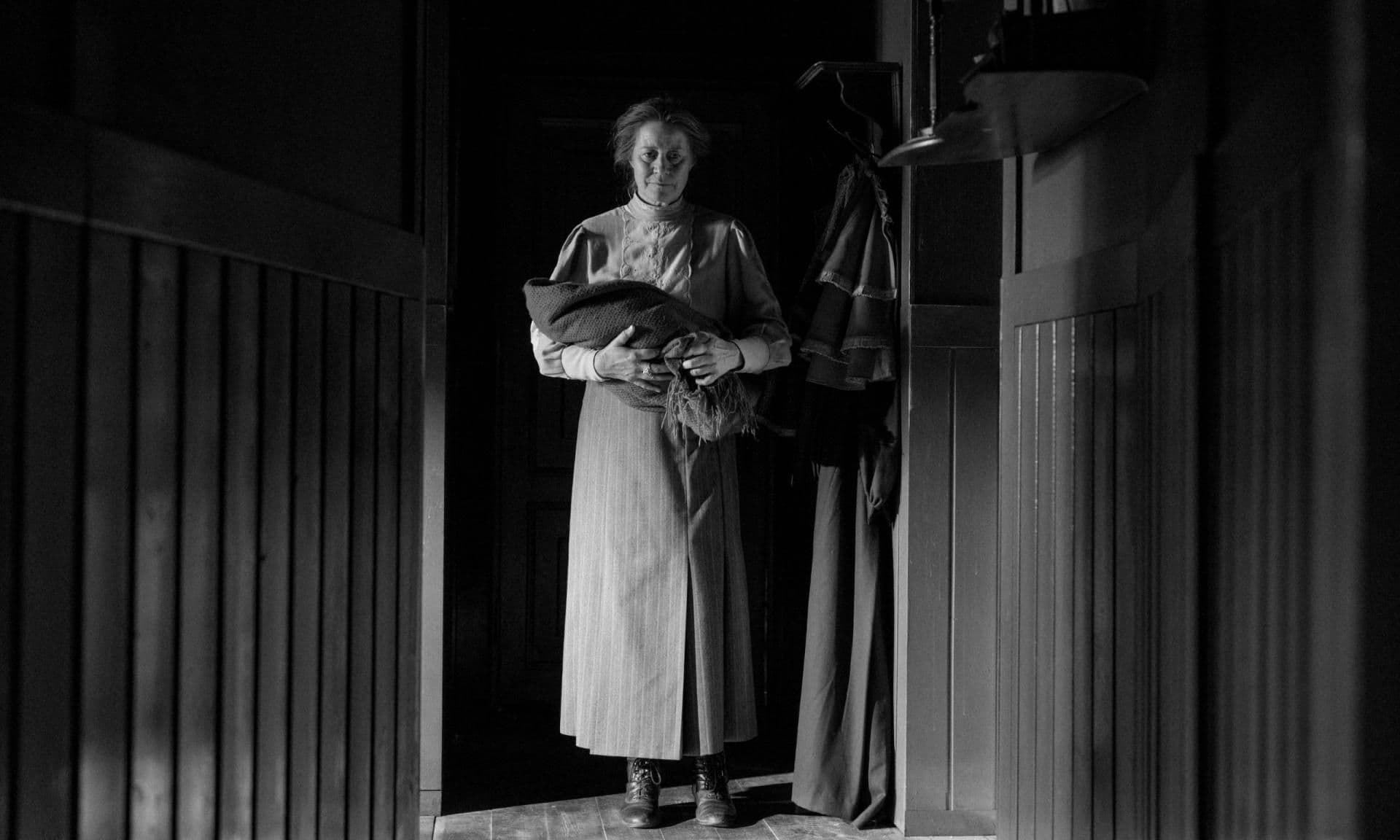 La actriz Trine Dyrholm en un fotograma de 'La chica de la aguja', de Magnus von Horn