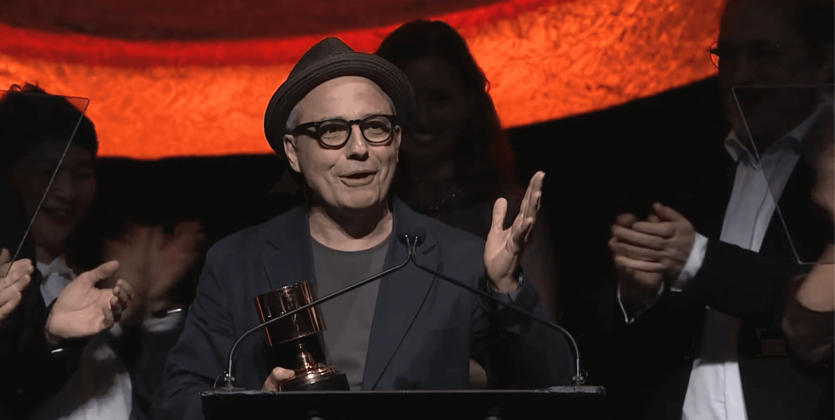 Pablo Berger, director de 'Robot dreams', agradece el premio a la Mejor Película independiente en los Annie Awards 2024