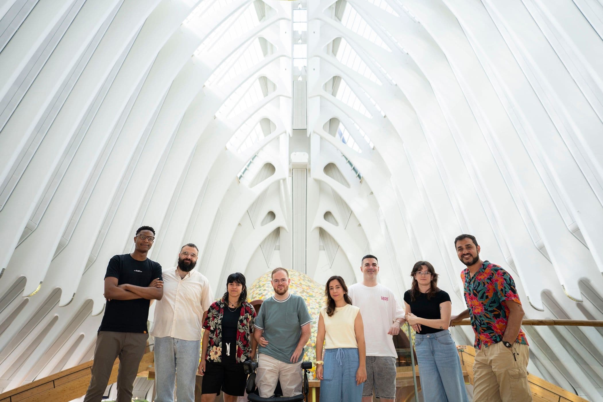 Dembo Diaby, Jorge Vañó, Mel Estaba, Adri Cámara, Sandra Reina, Andrea Segarra, Lucía Estévez y Rakesh Narwani en la Ciudad de las Artes y las Ciencias de Valencia durante el Campus de Verano 2025 de la Academia de Cine