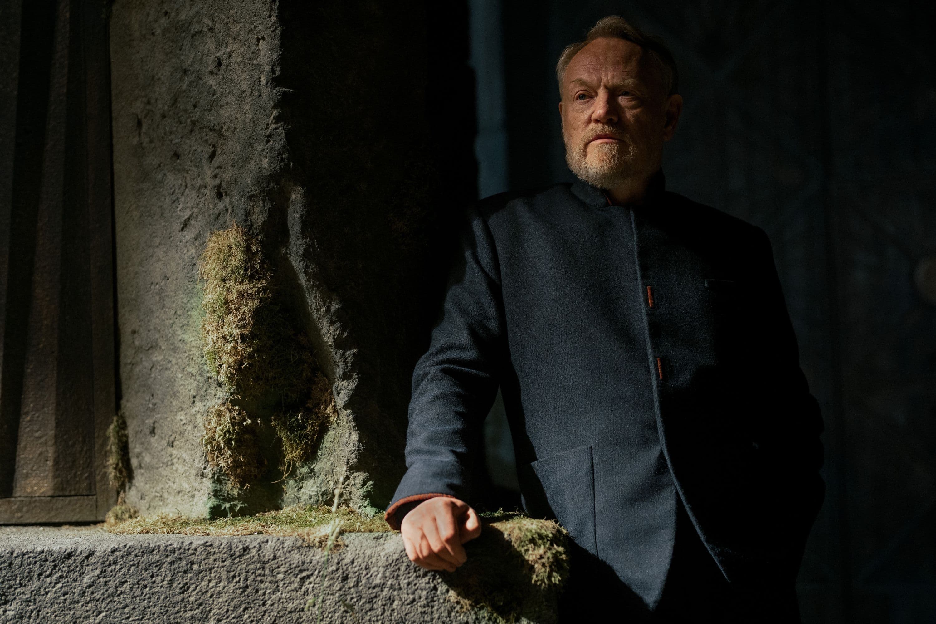 El actor Jared Harris en un fotograma de la tercera temporada de 'Fundación'