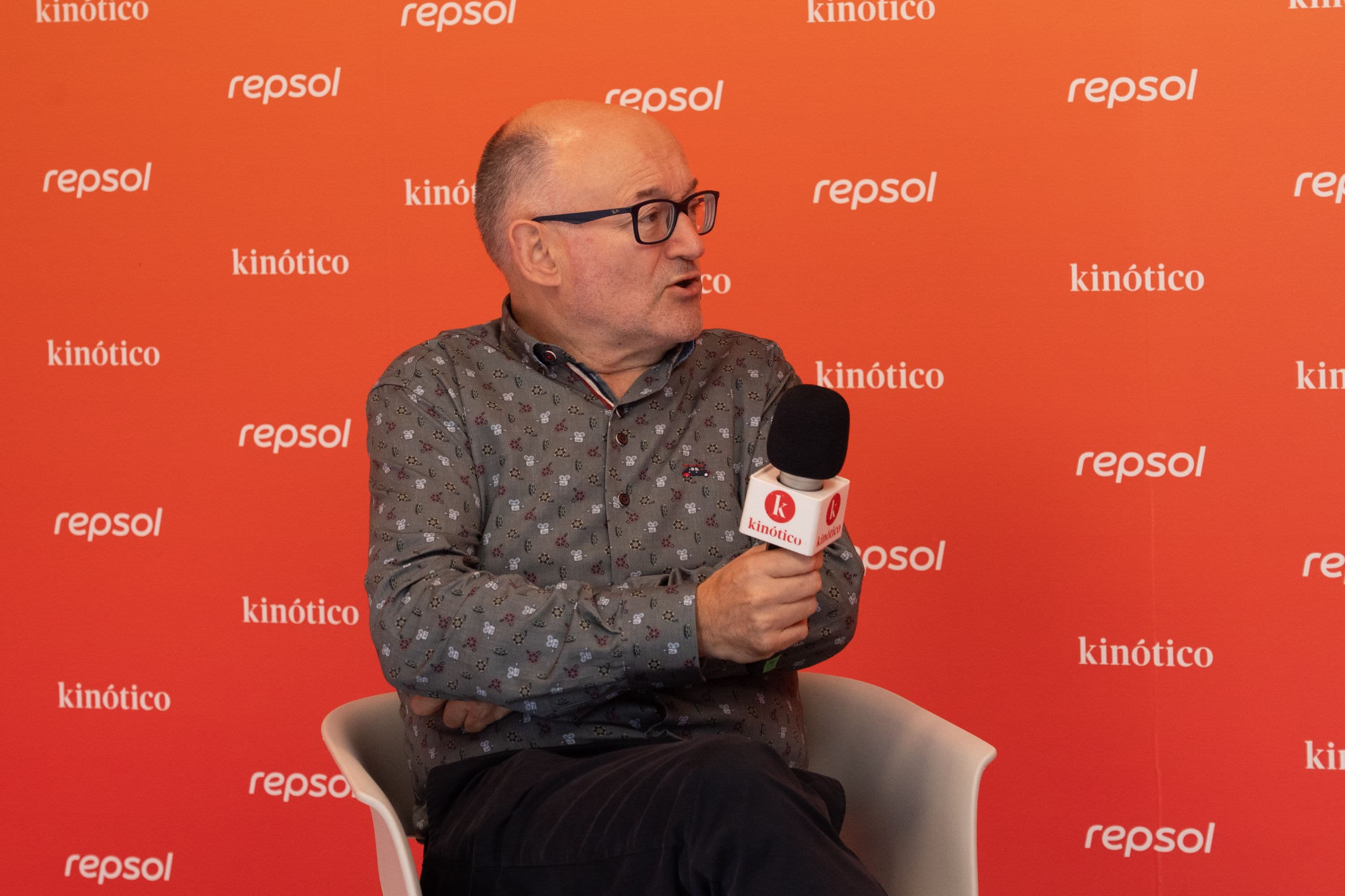 El director del Festival de San Sebastián durante su entrevista en el set de Kinótico en la plaza Okendo, patrocinado por Repsol, en septiembre de 2026