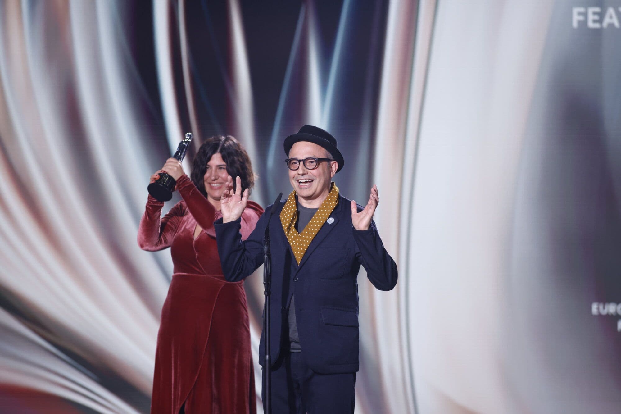 El director Pablo Berger y la productora Sandra Tapia, con el premio a la Mejor Película Europea de Animación 2023