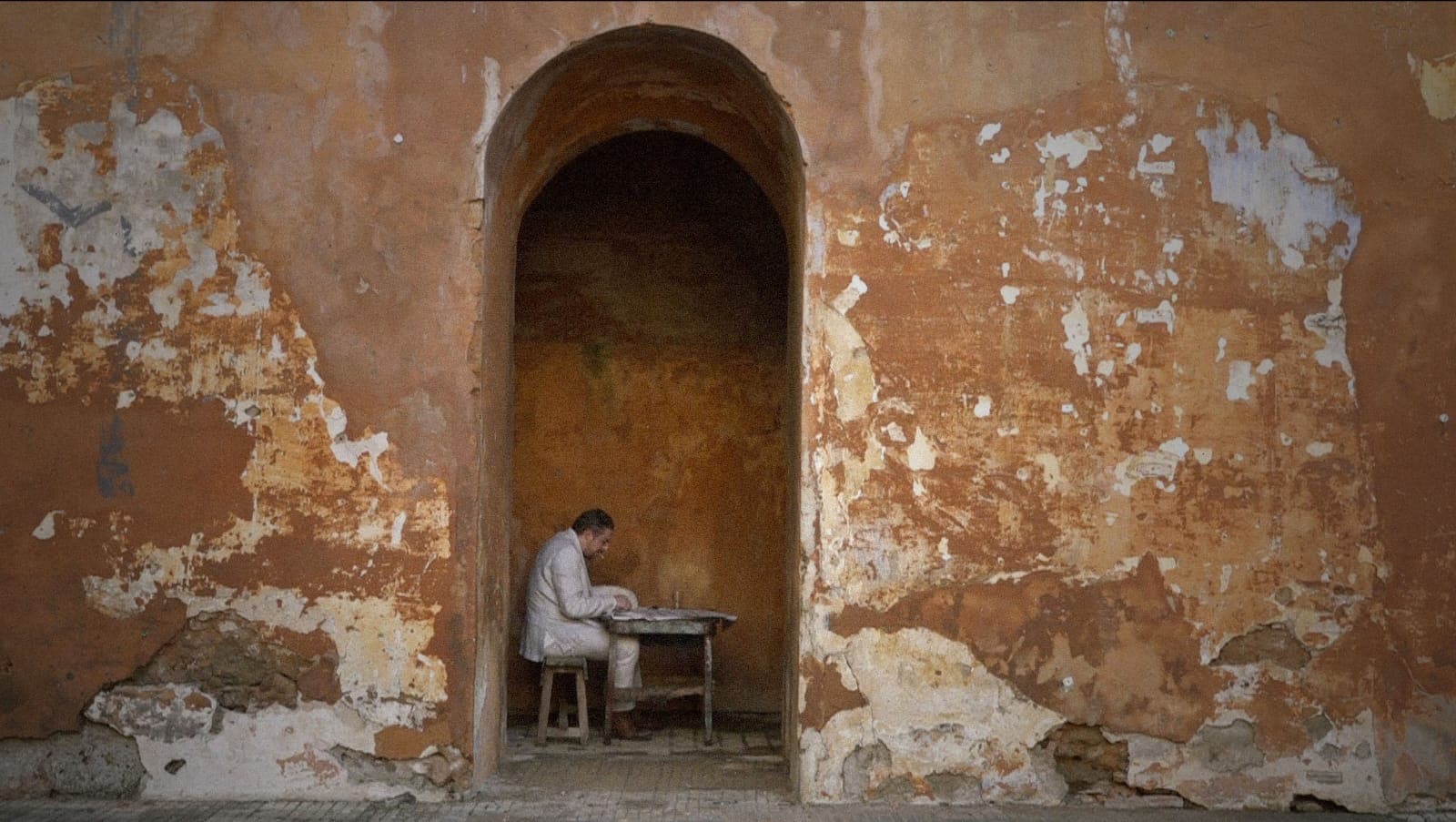 Fotografía de rodaje de 'Splendid Hotel', de Pedro Aguilera, con Damien Bonnard como el poeta Arthur Rimbaud