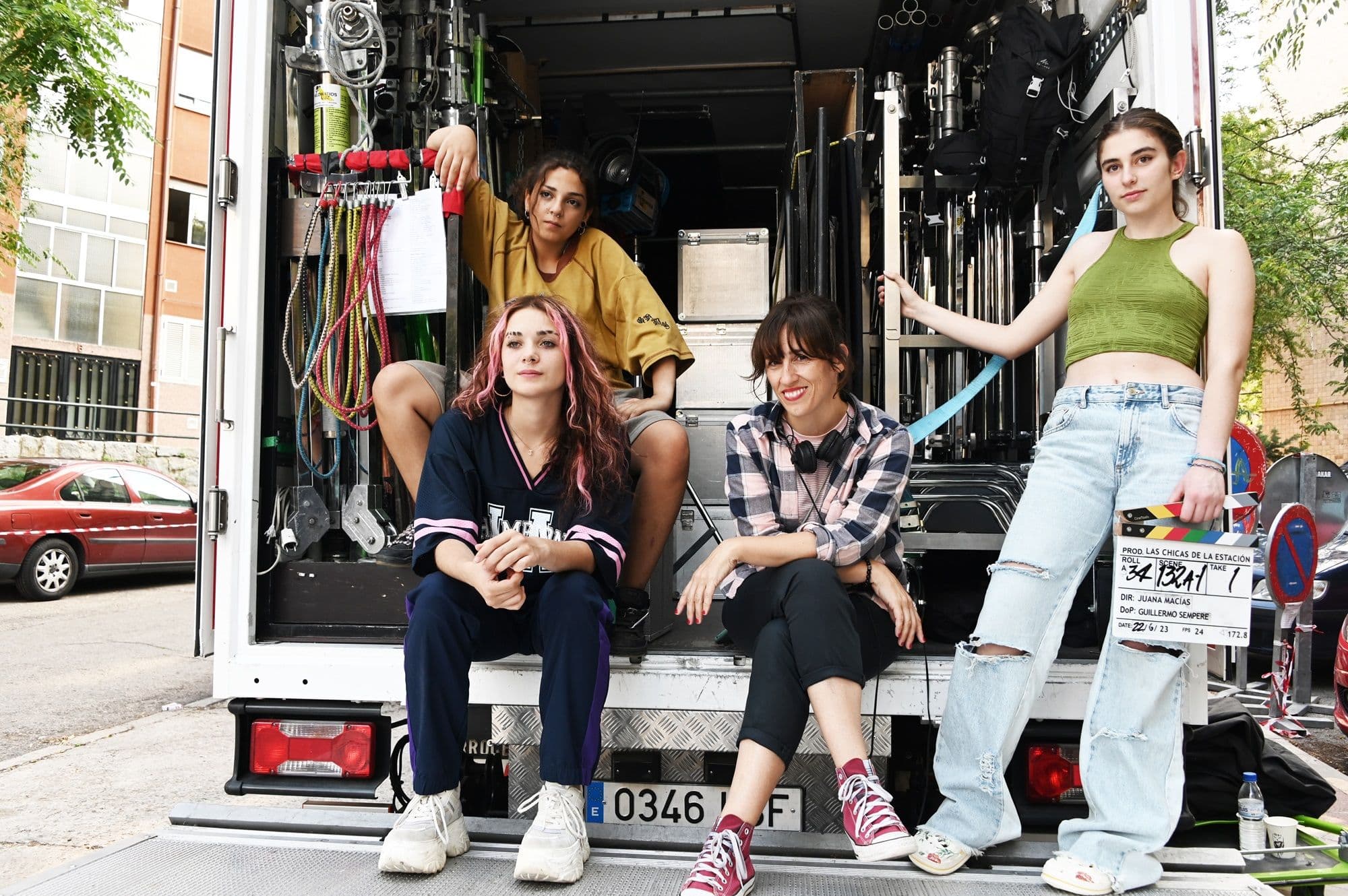 La directora Juana Macías (centro) en el rodaje de 'Las chicas de la estación', con sus protagonistas Julieta Tobío, Salua Hadra y María Steelman