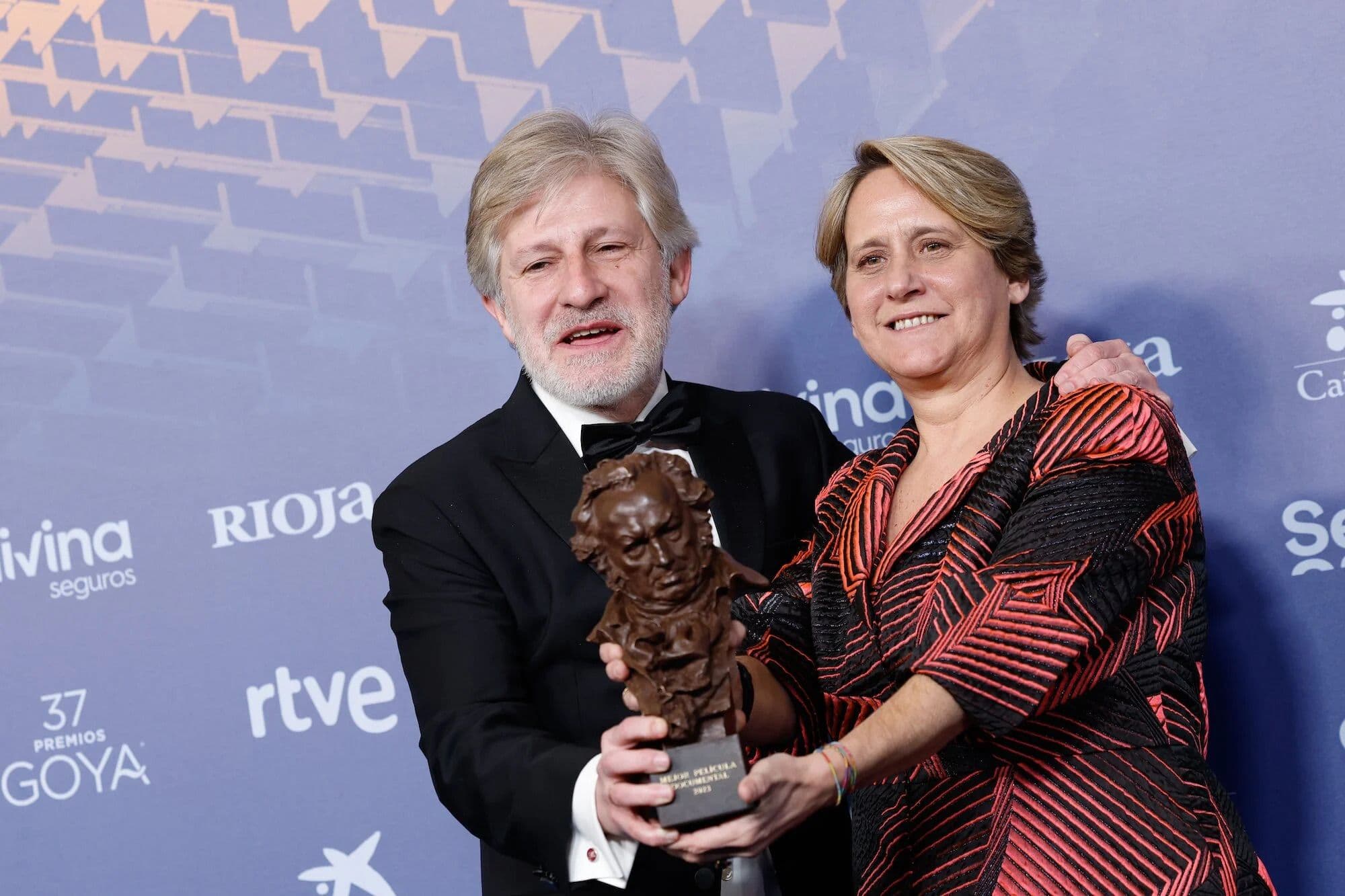 Gaizka Urresti y Ana Labordeta sostienen el Goya al Mejor Documental por 'Labordeta, un hombre sin más'