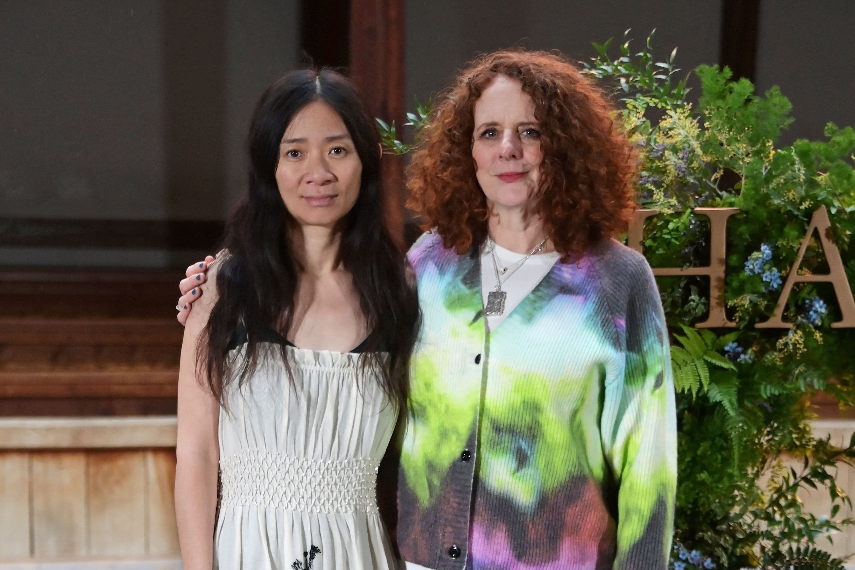 La directora Chloé Zhao y la autora Maggie O'Farrell posan ante un photocall de la película 'Hamnet', en el Globe de Londres, en diciembre de 2025