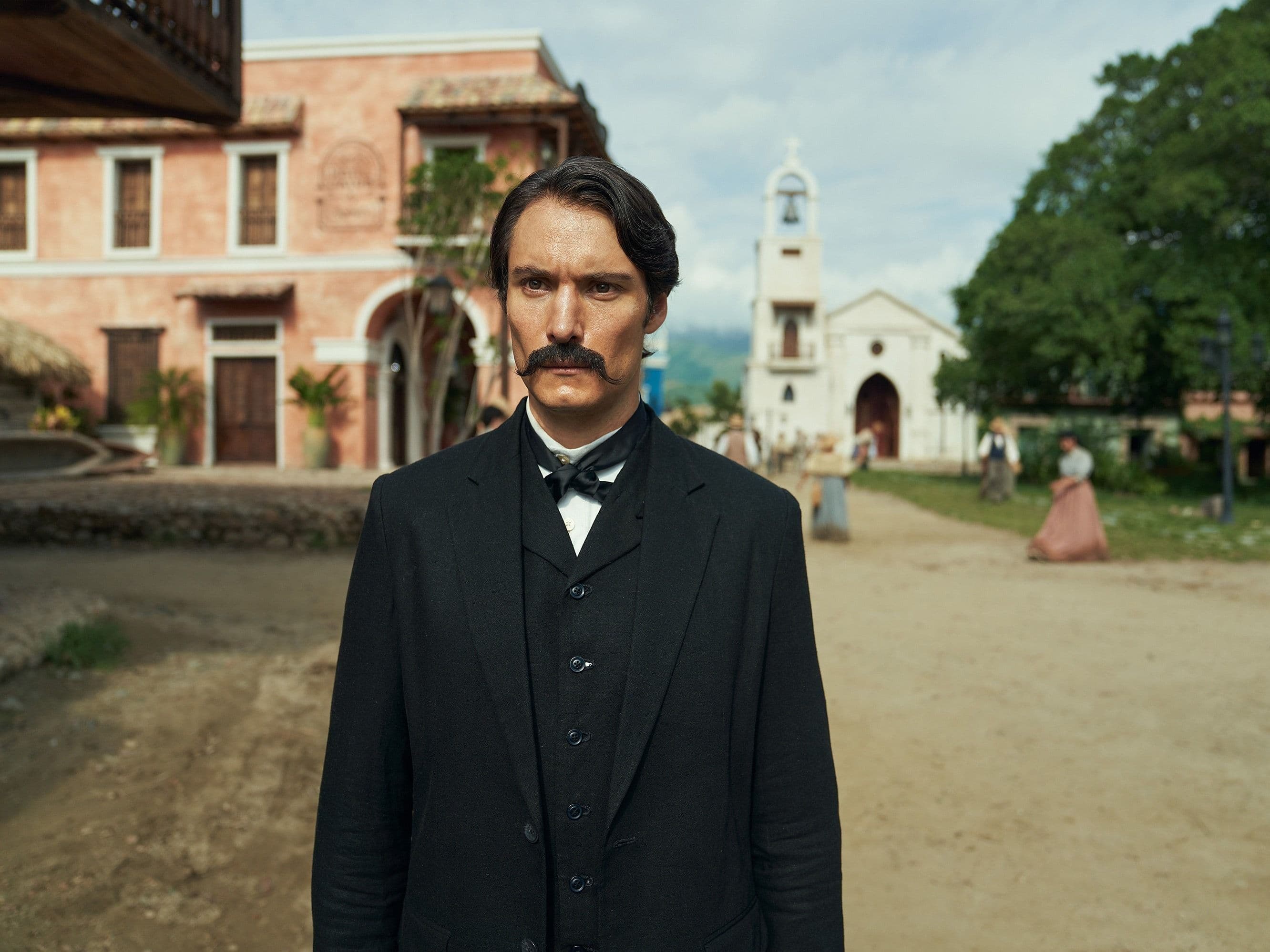 Claudio Cataño en un fotograma de 'Cien años de soledad', la serie de Netflix adaptando el clásico de la literatura universal