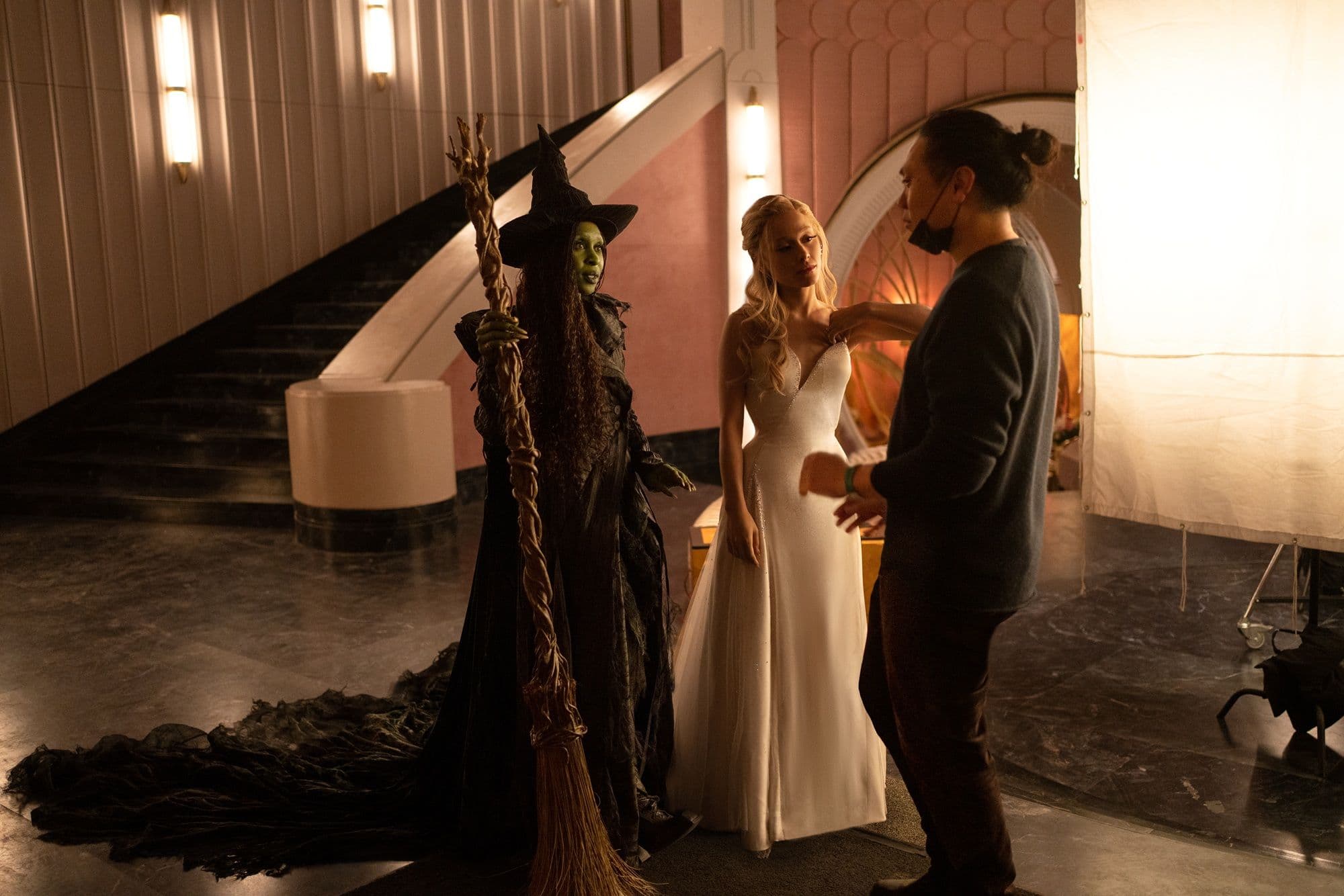 Cynthia Erivo, Ariana Grande y Jon M. Chu en el set de rodaje de 'Wicked: For Good'
