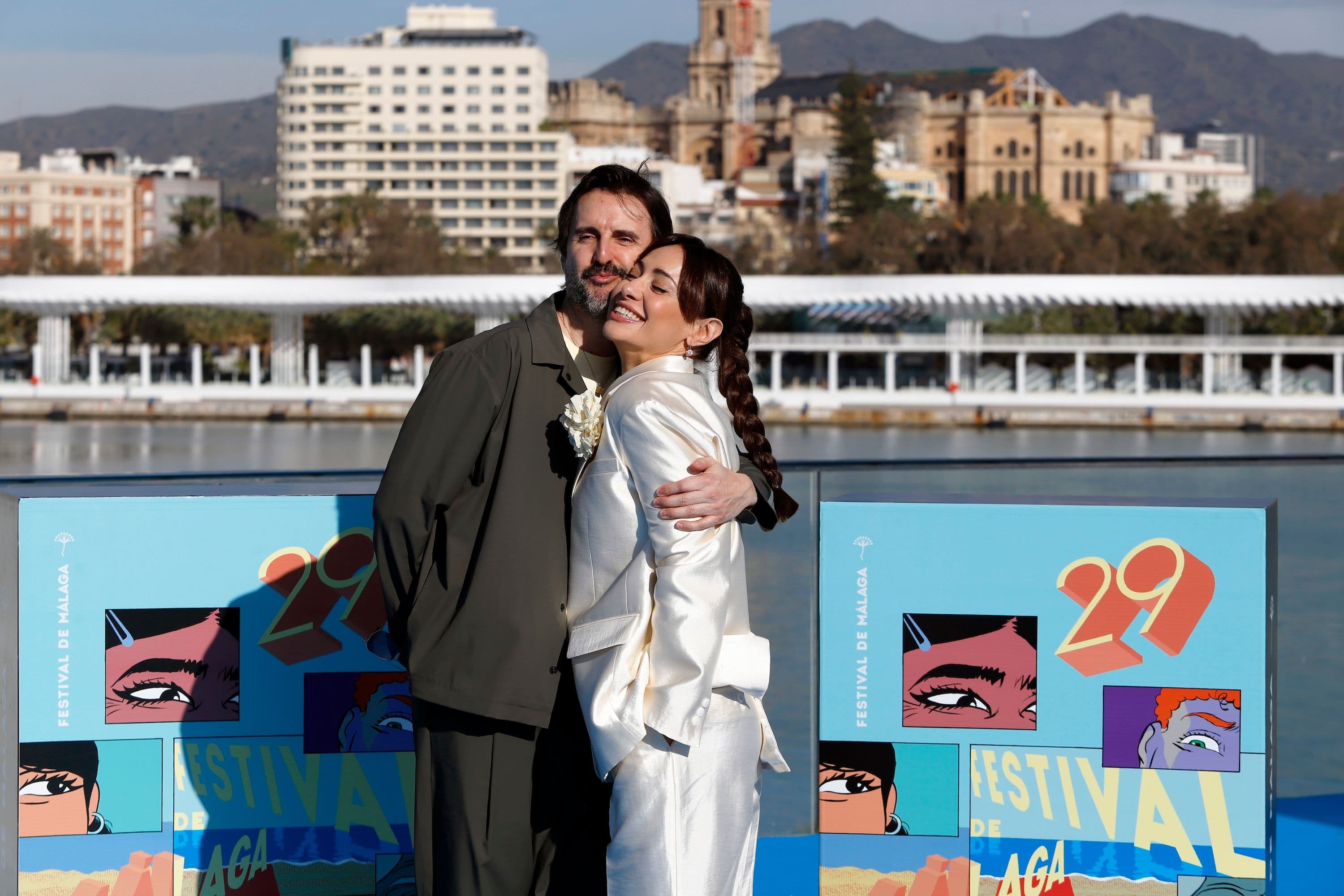 Los actores Julián López y Natalia Verbeke se besan en el photocall de la película 'Lapönia' durante el 29 Festival de Málaga, en marzo de 2026
