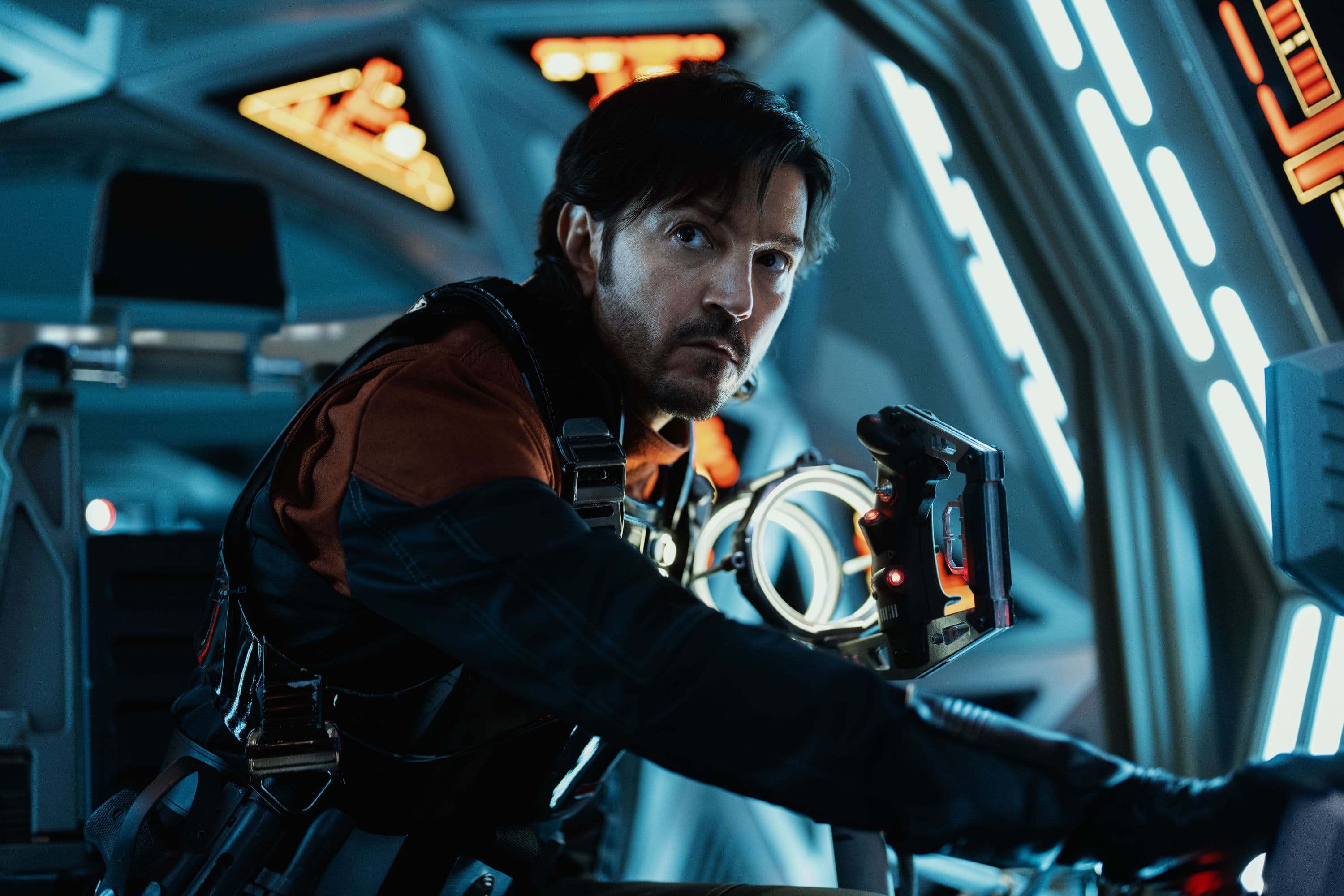 El actor Diego Luna en un fotograma de la segunda temporada de 'Andor'